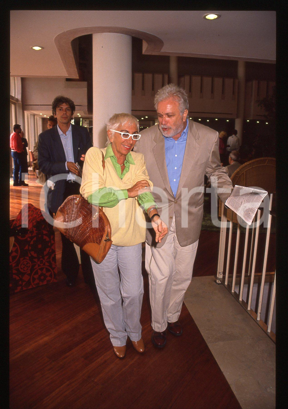 Luciano DE CRESCENZO Lina WERTMULLER FESTIVAL VENEZIA 1990 35 mm vintage slide 4 Diapositiva d'epoca, in formato 35 mm.CONDIZIONI: GOODE' severamente vietata la riproduzione. Tutti i diritti sono riservati. ICharta mette in vendita, sul negozio eBay e in esclusiva sul sito "icharta" il proprio archivio composto da numerose diapositive e negativi fotografici d'epoca, tutti originali e autentici, che attraversano la storia del costume italiano tra gli la fine degli anni Sessanta e Novanta.Si tratta di uno sguardo inedito sull'attualità, la politica, la vita quotidiana, il gossip e la cultura, che fotografa il cambiamento della nazione in quest'ultimo scorcio del XX secolo. Un'occasione unica per il mercato del collezionismo, che vede finalmente disponibile un archivio eccezionale per vastità, tematiche e condizioni, in un settore (il negativo fotografico e la diapositiva) di assoluta novità e dalle interessanti prospettive di investimento.  GOOD/buono   originale e autentica 1