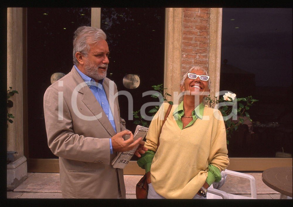 Luciano DE CRESCENZO Lina WERTMULLER FESTIVAL VENEZIA 1990 35 mm vintage slide 5 Diapositiva d'epoca, in formato 35 mm.CONDIZIONI: GOODE' severamente vietata la riproduzione. Tutti i diritti sono riservati.ICharta mette in vendita, sul negozio eBay e in esclusiva sul sito "icharta" il proprio archivio composto da numerose diapositive e negativi fotografici d'epoca, tutti originali e autentici, che attraversano la storia del costume italiano tra gli la fine degli anni Sessanta e Novanta.Si tratta di uno sguardo inedito sull'attualità, la politica, la vita quotidiana, il gossip e la cultura, che fotografa il cambiamento della nazione in quest'ultimo scorcio del XX secolo. Un'occasione unica per il mercato del collezionismo, che vede finalmente disponibile un archivio eccezionale per vastità, tematiche e condizioni, in un settore (il negativo fotografico e la diapositiva) di assoluta novità e dalle interessanti prospettive di investimento.  GOOD/buono   originale e autentica 1