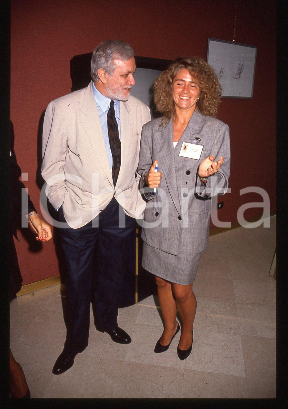 Luciano DE CRESCENZO e Sandra BONO - COSTUME - 1990 ca 35 mm vintage slide 15 Diapositiva d'epoca, in formato 35 mm.CONDIZIONI: GOODE' severamente vietata la riproduzione. Tutti i diritti sono riservati.ICharta mette in vendita, sul negozio eBay e in esclusiva sul sito "icharta" il proprio archivio composto da numerose diapositive e negativi fotografici d'epoca, tutti originali e autentici, che attraversano la storia del costume italiano tra gli la fine degli anni Sessanta e Novanta.Si tratta di uno sguardo inedito sull'attualità, la politica, la vita quotidiana, il gossip e la cultura, che fotografa il cambiamento della nazione in quest'ultimo scorcio del XX secolo. Un'occasione unica per il mercato del collezionismo, che vede finalmente disponibile un archivio eccezionale per vastità, tematiche e condizioni, in un settore (il negativo fotografico e la diapositiva) di assoluta novità e dalle interessanti prospettive di investimento.  GOOD/buono   originale e autentica 1
