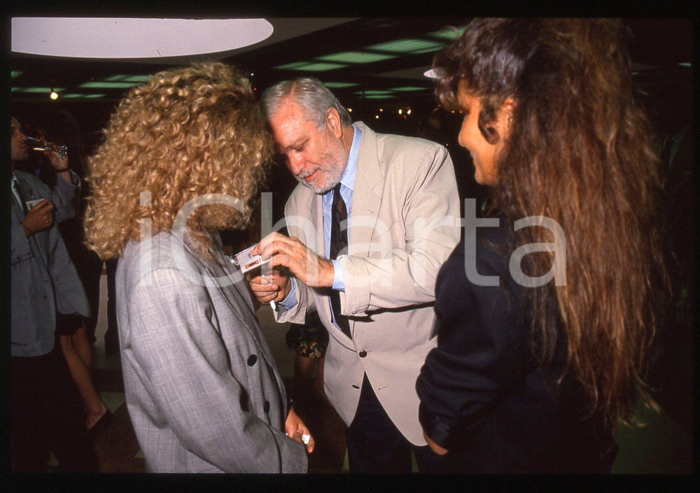 Luciano DE CRESCENZO e Sandra BONO - COSTUME - 1990 ca 35 mm vintage slide 18 Diapositiva d'epoca, in formato 35 mm.CONDIZIONI: GOODE' severamente vietata la riproduzione. Tutti i diritti sono riservati.ICharta mette in vendita, sul negozio eBay e in esclusiva sul sito "icharta" il proprio archivio composto da numerose diapositive e negativi fotografici d'epoca, tutti originali e autentici, che attraversano la storia del costume italiano tra gli la fine degli anni Sessanta e Novanta.Si tratta di uno sguardo inedito sull'attualità, la politica, la vita quotidiana, il gossip e la cultura, che fotografa il cambiamento della nazione in quest'ultimo scorcio del XX secolo. Un'occasione unica per il mercato del collezionismo, che vede finalmente disponibile un archivio eccezionale per vastità, tematiche e condizioni, in un settore (il negativo fotografico e la diapositiva) di assoluta novità e dalle interessanti prospettive di investimento.  GOOD/buono   originale e autentica 1