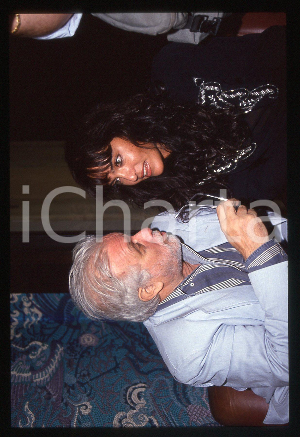 Luciano DE CRESCENZO e Alessandra MONTI - VENEZIA 1990 ca 35 mm vintage slide 26 Diapositiva d'epoca, in formato 35 mm.CONDIZIONI: GOODE' severamente vietata la riproduzione. Tutti i diritti sono riservati.ICharta mette in vendita, sul negozio eBay e in esclusiva sul sito "icharta" il proprio archivio composto da numerose diapositive e negativi fotografici d'epoca, tutti originali e autentici, che attraversano la storia del costume italiano tra gli la fine degli anni Sessanta e Novanta.Si tratta di uno sguardo inedito sull'attualità, la politica, la vita quotidiana, il gossip e la cultura, che fotografa il cambiamento della nazione in quest'ultimo scorcio del XX secolo. Un'occasione unica per il mercato del collezionismo, che vede finalmente disponibile un archivio eccezionale per vastità, tematiche e condizioni, in un settore (il negativo fotografico e la diapositiva) di assoluta novità e dalle interessanti prospettive di investimento.  GOOD/buono   originale e autentica 1