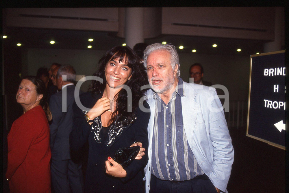 Luciano DE CRESCENZO e Alessandra MONTI - VENEZIA 1990 ca 35 mm vintage slide 27 Diapositiva d'epoca, in formato 35 mm.CONDIZIONI: GOODE' severamente vietata la riproduzione. Tutti i diritti sono riservati.ICharta mette in vendita, sul negozio eBay e in esclusiva sul sito "icharta" il proprio archivio composto da numerose diapositive e negativi fotografici d'epoca, tutti originali e autentici, che attraversano la storia del costume italiano tra gli la fine degli anni Sessanta e Novanta.Si tratta di uno sguardo inedito sull'attualità, la politica, la vita quotidiana, il gossip e la cultura, che fotografa il cambiamento della nazione in quest'ultimo scorcio del XX secolo. Un'occasione unica per il mercato del collezionismo, che vede finalmente disponibile un archivio eccezionale per vastità, tematiche e condizioni, in un settore (il negativo fotografico e la diapositiva) di assoluta novità e dalle interessanti prospettive di investimento.  GOOD/buono   originale e autentica 1