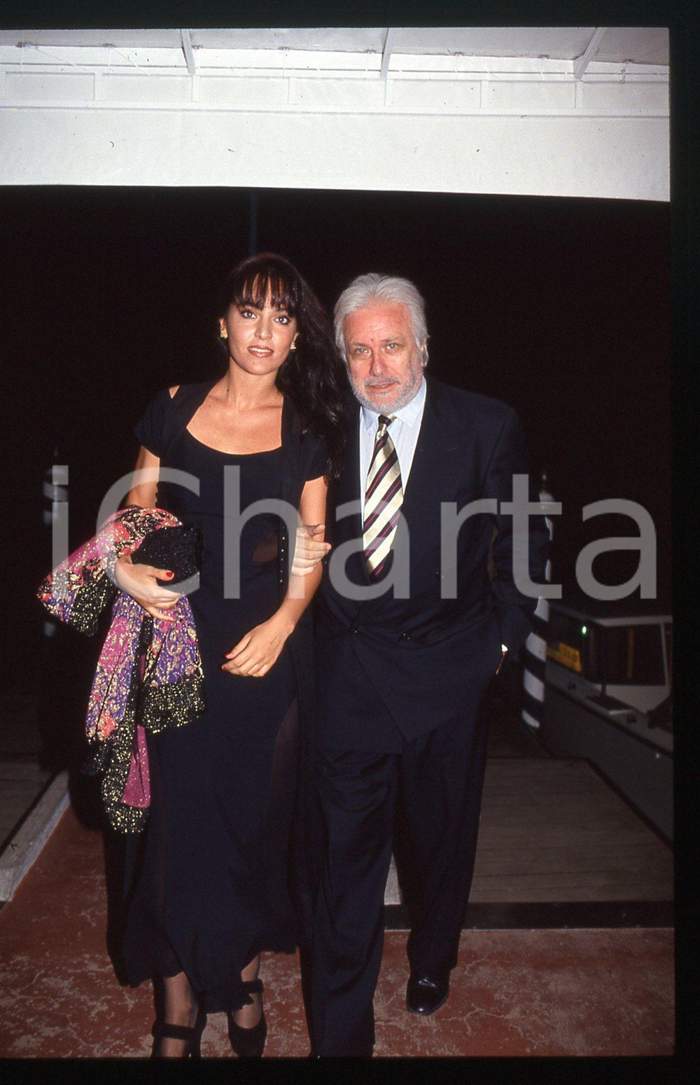 Luciano DE CRESCENZO e Alessandra MONTI - VENEZIA 1990 ca 35 mm vintage slide 28 Diapositiva d'epoca, in formato 35 mm.CONDIZIONI: GOODE' severamente vietata la riproduzione. Tutti i diritti sono riservati.ICharta mette in vendita, sul negozio eBay e in esclusiva sul sito "icharta" il proprio archivio composto da numerose diapositive e negativi fotografici d'epoca, tutti originali e autentici, che attraversano la storia del costume italiano tra gli la fine degli anni Sessanta e Novanta.Si tratta di uno sguardo inedito sull'attualità, la politica, la vita quotidiana, il gossip e la cultura, che fotografa il cambiamento della nazione in quest'ultimo scorcio del XX secolo. Un'occasione unica per il mercato del collezionismo, che vede finalmente disponibile un archivio eccezionale per vastità, tematiche e condizioni, in un settore (il negativo fotografico e la diapositiva) di assoluta novità e dalle interessanti prospettive di investimento.  GOOD/buono   originale e autentica 1