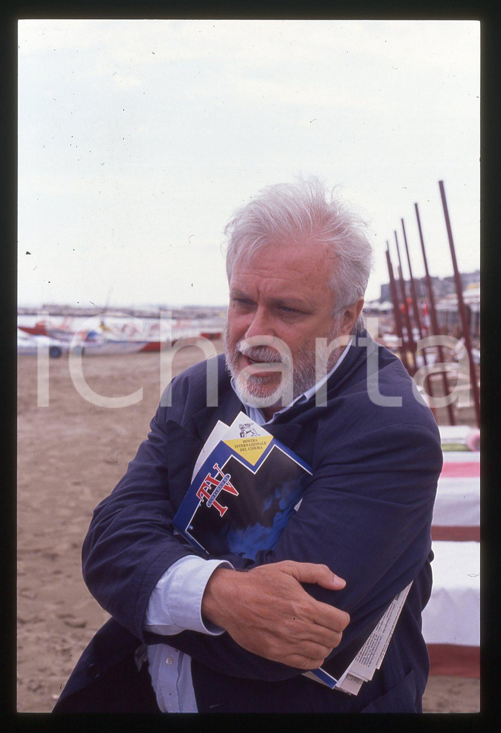 Luciano DE CRESCENZO - FESTIVAL CINEMA VENEZIA - 1990 ca 35 mm vintage slide 91 Diapositiva d'epoca, in formato 35 mm.CONDIZIONI: GOODE' severamente vietata la riproduzione. Tutti i diritti sono riservati.ICharta mette in vendita, sul negozio eBay e in esclusiva sul sito "icharta" il proprio archivio composto da numerose diapositive e negativi fotografici d'epoca, tutti originali e autentici, che attraversano la storia del costume italiano tra gli la fine degli anni Sessanta e Novanta.Si tratta di uno sguardo inedito sull'attualità, la politica, la vita quotidiana, il gossip e la cultura, che fotografa il cambiamento della nazione in quest'ultimo scorcio del XX secolo. Un'occasione unica per il mercato del collezionismo, che vede finalmente disponibile un archivio eccezionale per vastità, tematiche e condizioni, in un settore (il negativo fotografico e la diapositiva) di assoluta novità e dalle interessanti prospettive di investimento.  GOOD/buono   originale e autentica 1