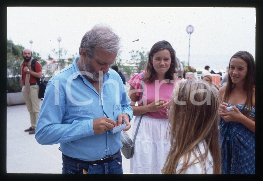 Luciano DE CRESCENZO - FESTIVAL CINEMA VENEZIA - 1990 ca 35 mm vintage slide 92 Diapositiva d'epoca, in formato 35 mm.CONDIZIONI: GOODE' severamente vietata la riproduzione. Tutti i diritti sono riservati.ICharta mette in vendita, sul negozio eBay e in esclusiva sul sito "icharta" il proprio archivio composto da numerose diapositive e negativi fotografici d'epoca, tutti originali e autentici, che attraversano la storia del costume italiano tra gli la fine degli anni Sessanta e Novanta.Si tratta di uno sguardo inedito sull'attualità, la politica, la vita quotidiana, il gossip e la cultura, che fotografa il cambiamento della nazione in quest'ultimo scorcio del XX secolo. Un'occasione unica per il mercato del collezionismo, che vede finalmente disponibile un archivio eccezionale per vastità, tematiche e condizioni, in un settore (il negativo fotografico e la diapositiva) di assoluta novità e dalle interessanti prospettive di investimento.  GOOD/buono   originale e autentica 1