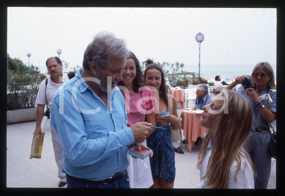 Luciano DE CRESCENZO - FESTIVAL CINEMA VENEZIA - 1990 ca 35 mm vintage slide 93 Diapositiva d'epoca, in formato 35 mm.CONDIZIONI: GOODE' severamente vietata la riproduzione. Tutti i diritti sono riservati. ICharta mette in vendita, sul negozio eBay e in esclusiva sul sito "icharta" il proprio archivio composto da numerose diapositive e negativi fotografici d'epoca, tutti originali e autentici, che attraversano la storia del costume italiano tra gli la fine degli anni Sessanta e Novanta.Si tratta di uno sguardo inedito sull'attualità, la politica, la vita quotidiana, il gossip e la cultura, che fotografa il cambiamento della nazione in quest'ultimo scorcio del XX secolo. Un'occasione unica per il mercato del collezionismo, che vede finalmente disponibile un archivio eccezionale per vastità, tematiche e condizioni, in un settore (il negativo fotografico e la diapositiva) di assoluta novità e dalle interessanti prospettive di investimento.  GOOD/buono   originale e autentica 1