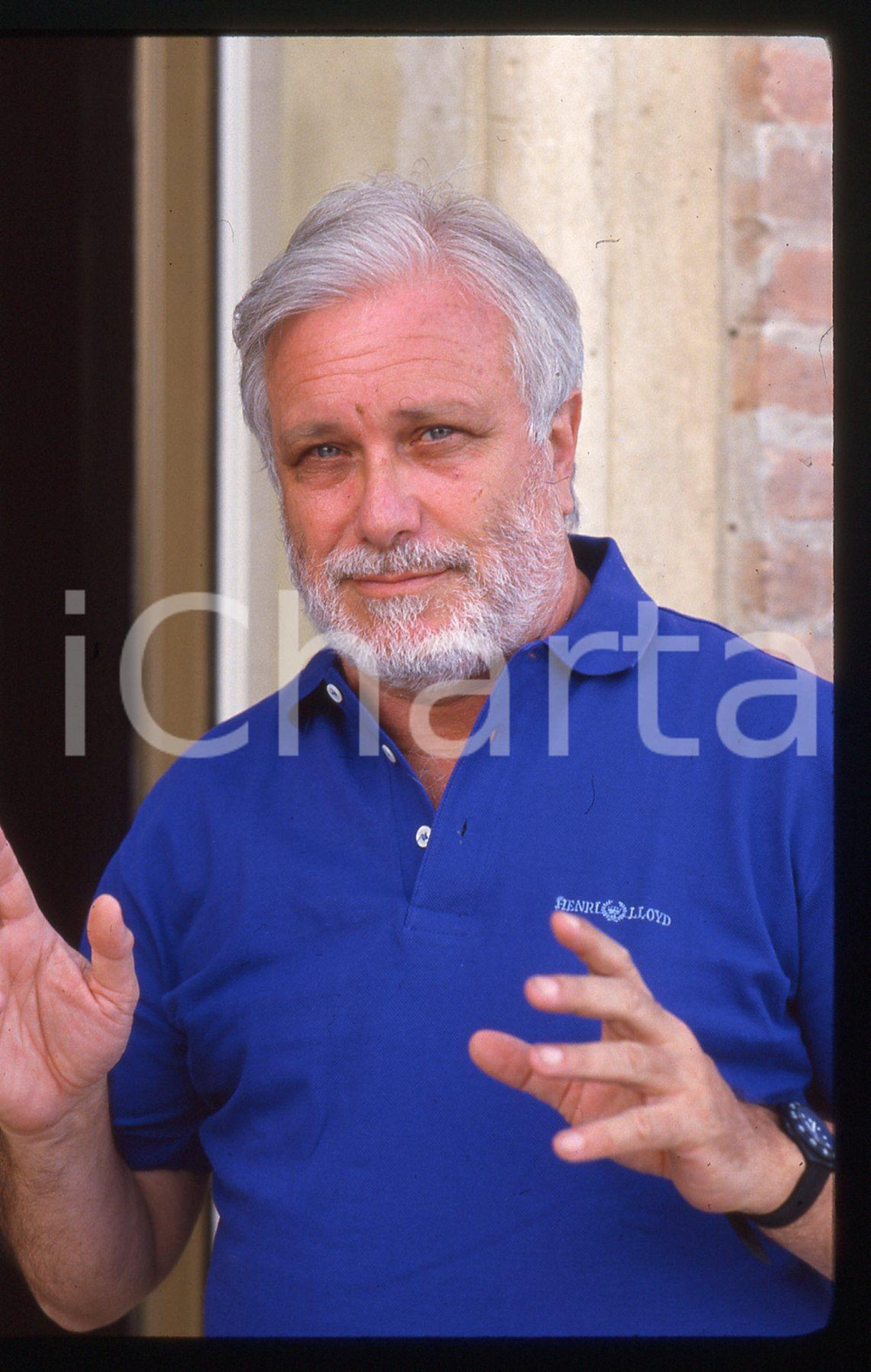 Luciano DE CRESCENZO - FESTIVAL CINEMA VENEZIA - 1990 ca 35 mm vintage slide 94 Diapositiva d'epoca, in formato 35 mm.CONDIZIONI: GOODE' severamente vietata la riproduzione. Tutti i diritti sono riservati. ICharta mette in vendita, sul negozio eBay e in esclusiva sul sito "icharta" il proprio archivio composto da numerose diapositive e negativi fotografici d'epoca, tutti originali e autentici, che attraversano la storia del costume italiano tra gli la fine degli anni Sessanta e Novanta.Si tratta di uno sguardo inedito sull'attualità, la politica, la vita quotidiana, il gossip e la cultura, che fotografa il cambiamento della nazione in quest'ultimo scorcio del XX secolo. Un'occasione unica per il mercato del collezionismo, che vede finalmente disponibile un archivio eccezionale per vastità, tematiche e condizioni, in un settore (il negativo fotografico e la diapositiva) di assoluta novità e dalle interessanti prospettive di investimento.  GOOD/buono   originale e autentica 1