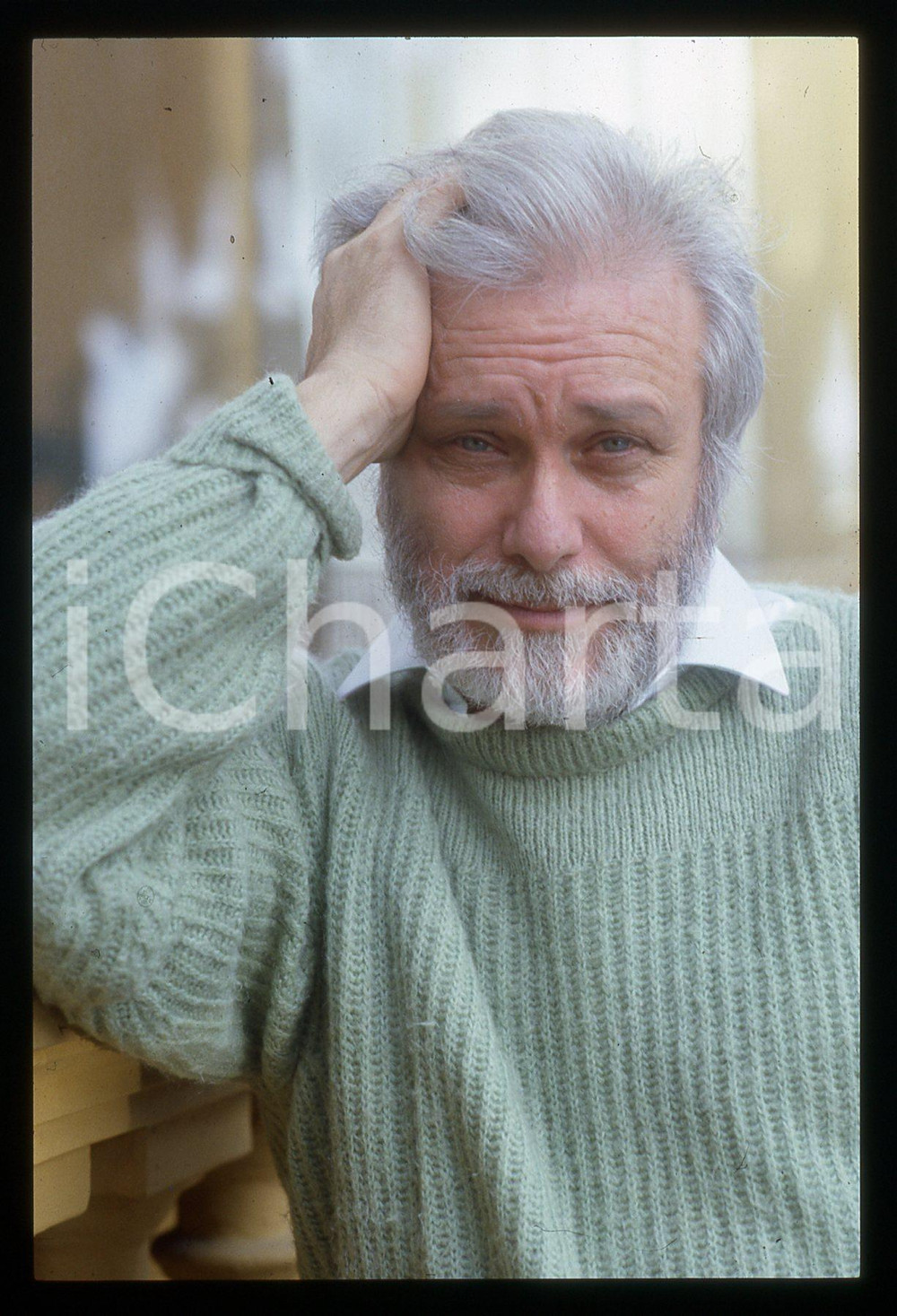 Luciano DE CRESCENZO - FESTIVAL CINEMA VENEZIA - 1990 ca 35 mm vintage slide 95 Diapositiva d'epoca, in formato 35 mm.CONDIZIONI: GOODE' severamente vietata la riproduzione. Tutti i diritti sono riservati. ICharta mette in vendita, sul negozio eBay e in esclusiva sul sito "icharta" il proprio archivio composto da numerose diapositive e negativi fotografici d'epoca, tutti originali e autentici, che attraversano la storia del costume italiano tra gli la fine degli anni Sessanta e Novanta.Si tratta di uno sguardo inedito sull'attualità, la politica, la vita quotidiana, il gossip e la cultura, che fotografa il cambiamento della nazione in quest'ultimo scorcio del XX secolo. Un'occasione unica per il mercato del collezionismo, che vede finalmente disponibile un archivio eccezionale per vastità, tematiche e condizioni, in un settore (il negativo fotografico e la diapositiva) di assoluta novità e dalle interessanti prospettive di investimento.  GOOD/buono   originale e autentica 1