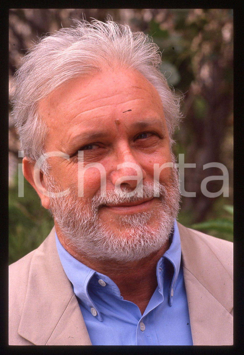Luciano DE CRESCENZO - FESTIVAL CINEMA VENEZIA - 1990 ca 35 mm vintage slide 96 Diapositiva d'epoca, in formato 35 mm.CONDIZIONI: GOODE' severamente vietata la riproduzione. Tutti i diritti sono riservati. ICharta mette in vendita, sul negozio eBay e in esclusiva sul sito "icharta" il proprio archivio composto da numerose diapositive e negativi fotografici d'epoca, tutti originali e autentici, che attraversano la storia del costume italiano tra gli la fine degli anni Sessanta e Novanta.Si tratta di uno sguardo inedito sull'attualità, la politica, la vita quotidiana, il gossip e la cultura, che fotografa il cambiamento della nazione in quest'ultimo scorcio del XX secolo. Un'occasione unica per il mercato del collezionismo, che vede finalmente disponibile un archivio eccezionale per vastità, tematiche e condizioni, in un settore (il negativo fotografico e la diapositiva) di assoluta novità e dalle interessanti prospettive di investimento.  GOOD/buono   originale e autentica 1