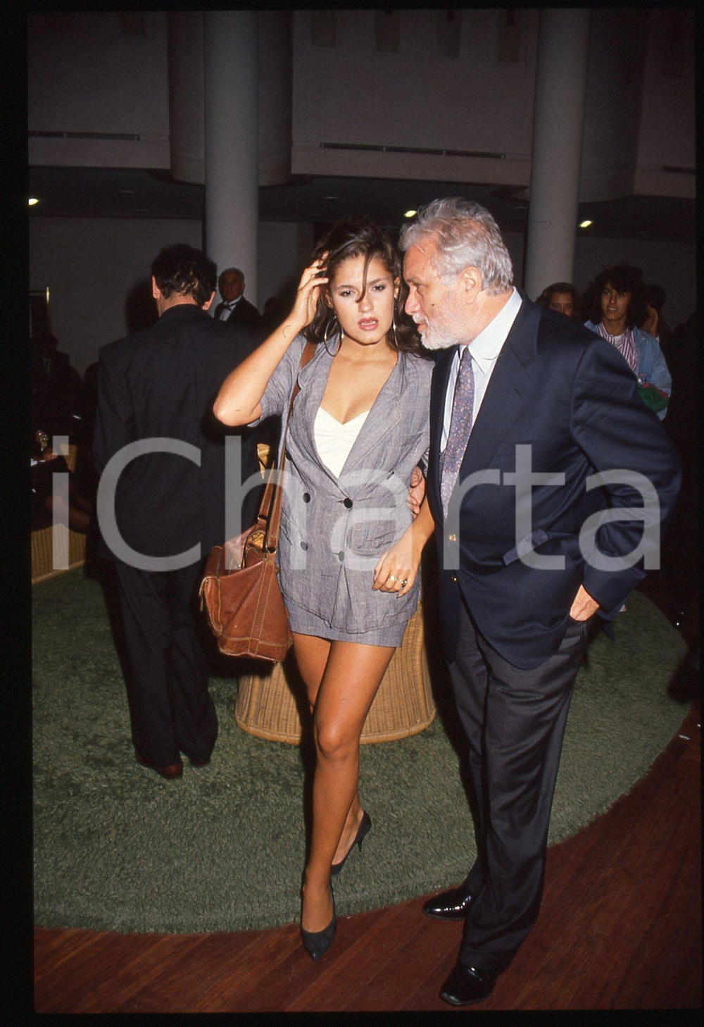 Luciano DE CRESCENZO - COSTUME - 1995 ca 35 mm vintage slide 179 Diapositiva d'epoca, in formato 35 mm.CONDIZIONI: GOODE' severamente vietata la riproduzione. Tutti i diritti sono riservati.ICharta mette in vendita, sul negozio eBay e in esclusiva sul sito "icharta" il proprio archivio composto da numerose diapositive e negativi fotografici d'epoca, tutti originali e autentici, che attraversano la storia del costume italiano tra gli la fine degli anni Sessanta e Novanta.Si tratta di uno sguardo inedito sull'attualità, la politica, la vita quotidiana, il gossip e la cultura, che fotografa il cambiamento della nazione in quest'ultimo scorcio del XX secolo. Un'occasione unica per il mercato del collezionismo, che vede finalmente disponibile un archivio eccezionale per vastità, tematiche e condizioni, in un settore (il negativo fotografico e la diapositiva) di assoluta novità e dalle interessanti prospettive di investimento.  GOOD/buono   originale e autentica 1