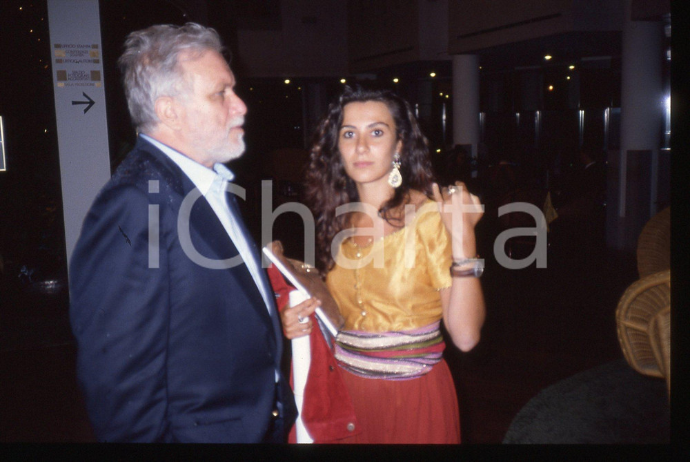 Luciano DE CRESCENZO - COSTUME - 1995 ca 35 mm vintage slide 182 Diapositiva d'epoca, in formato 35 mm.CONDIZIONI: GOOD E' severamente vietata la riproduzione. Tutti i diritti sono riservati.ICharta mette in vendita, sul negozio eBay e in esclusiva sul sito "icharta" il proprio archivio composto da numerose diapositive e negativi fotografici d'epoca, tutti originali e autentici, che attraversano la storia del costume italiano tra gli la fine degli anni Sessanta e Novanta.Si tratta di uno sguardo inedito sull'attualità, la politica, la vita quotidiana, il gossip e la cultura, che fotografa il cambiamento della nazione in quest'ultimo scorcio del XX secolo. Un'occasione unica per il mercato del collezionismo, che vede finalmente disponibile un archivio eccezionale per vastità, tematiche e condizioni, in un settore (il negativo fotografico e la diapositiva) di assoluta novità e dalle interessanti prospettive di investimento.  GOOD/buono   originale e autentica 1
