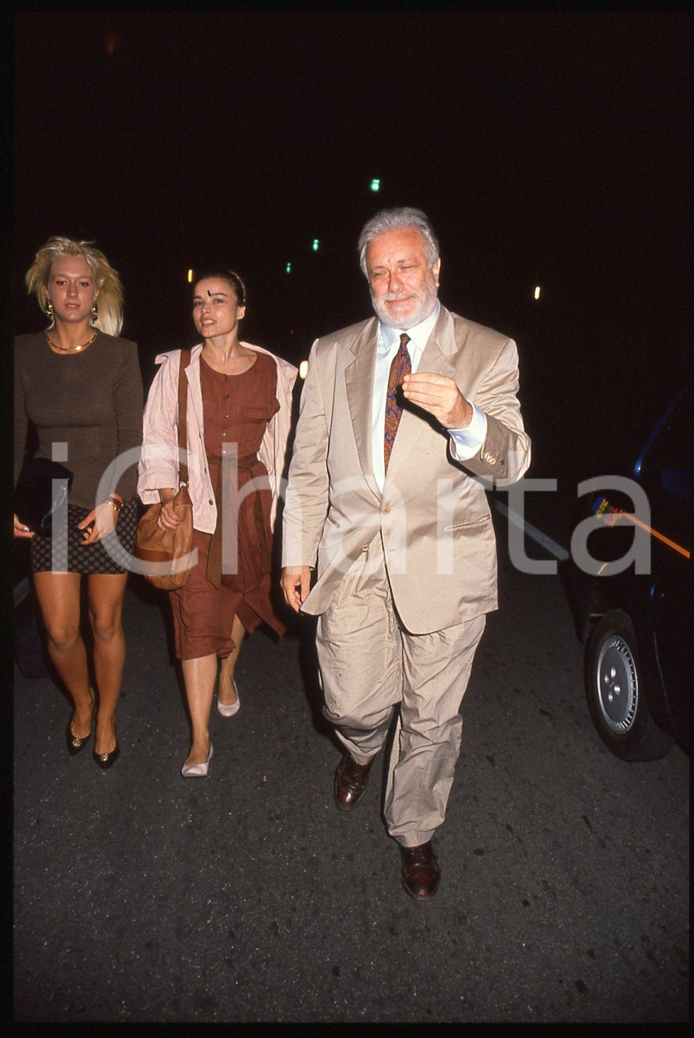 Luciano DE CRESCENZO e Giulia BOSCHI - COSTUME - 1990 ca 35 mm vintage slide 3 Diapositiva d'epoca, in formato 35 mm.CONDIZIONI: GOODE' severamente vietata la riproduzione. Tutti i diritti sono riservati.Nella diapositiva ICharta mette in vendita, sul negozio eBay e in esclusiva sul sito "icharta" il proprio archivio composto da numerose diapositive e negativi fotografici d'epoca, tutti originali e autentici, che attraversano la storia del costume italiano tra gli la fine degli anni Sessanta e Novanta.Si tratta di uno sguardo inedito sull'attualit&agrave;, la politica, la vita quotidiana, il gossip e la cultura, che fotografa il cambiamento della nazione in quest'ultimo scorcio del XX secolo. Un'occasione unica per il mercato del collezionismo, che vede finalmente disponibile un archivio eccezionale per vastit&agrave;, tematiche e condizioni, in un settore (il negativo fotografico e la diapositiva) di assoluta novit&agrave; e dalle interessanti prospettive di investimento.  GOOD/buono   originale e autentica 1