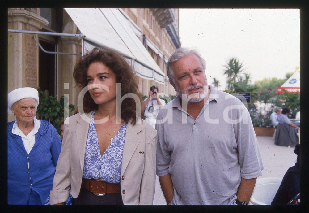 Luciano DE CRESCENZO Giulia BOSCHI FESTIVAL VENEZIA 1990ca 35 mm vintage slide 3 Diapositiva d'epoca, in formato 35 mm.CONDIZIONI: GOODE' severamente vietata la riproduzione. Tutti i diritti sono riservati.ICharta mette in vendita, sul negozio eBay e in esclusiva sul sito "icharta" il proprio archivio composto da numerose diapositive e negativi fotografici d'epoca, tutti originali e autentici, che attraversano la storia del costume italiano tra gli la fine degli anni Sessanta e Novanta.Si tratta di uno sguardo inedito sull'attualità, la politica, la vita quotidiana, il gossip e la cultura, che fotografa il cambiamento della nazione in quest'ultimo scorcio del XX secolo. Un'occasione unica per il mercato del collezionismo, che vede finalmente disponibile un archivio eccezionale per vastità, tematiche e condizioni, in un settore (il negativo fotografico e la diapositiva) di assoluta novità e dalle interessanti prospettive di investimento.  GOOD/buono   originale e autentica 1