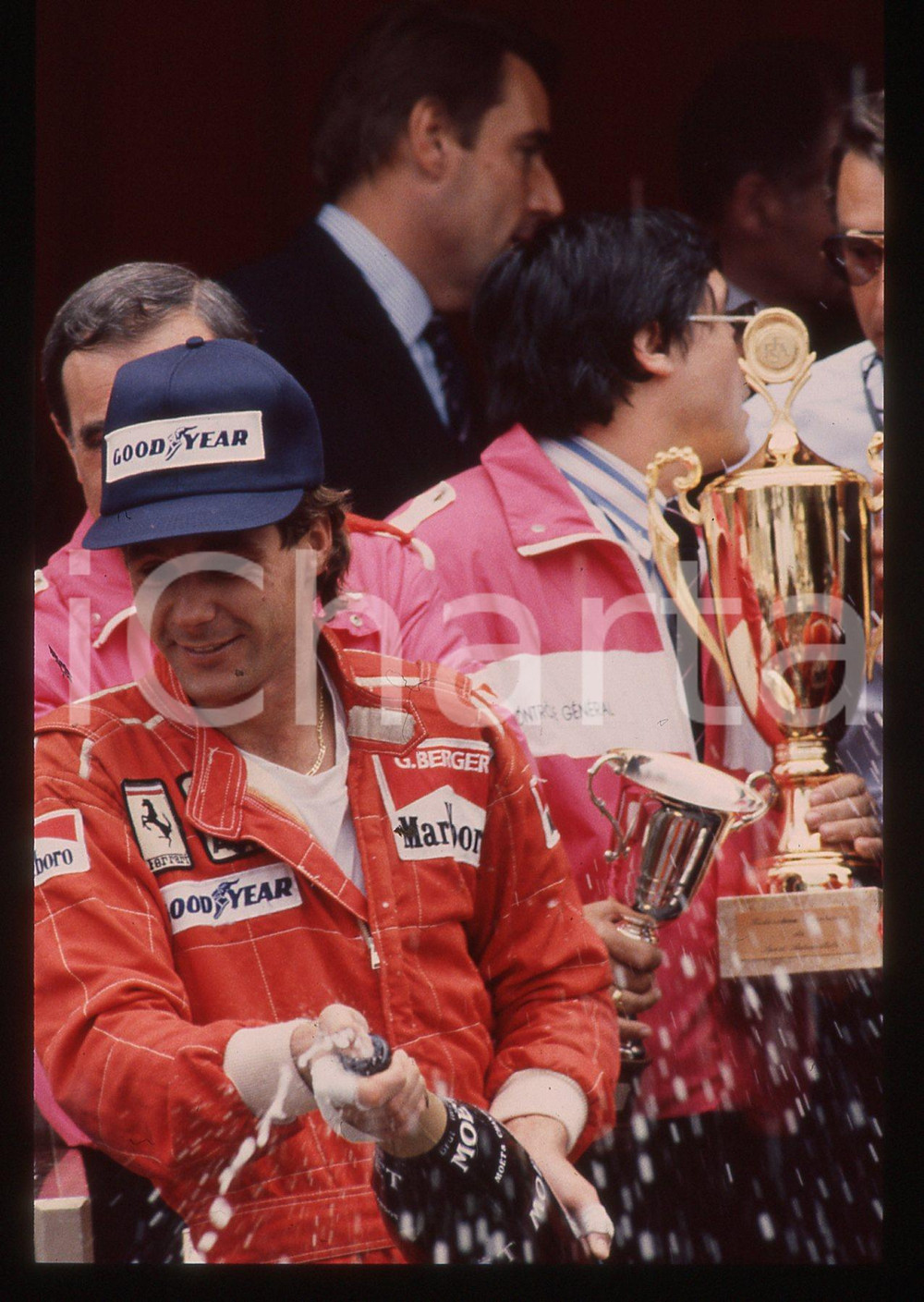 Gerhard BERGER - F1 Pilota scuderia FERRARI - 1995 ca 35 mm vintage slide 6 Diapositiva d'epoca, in formato 35 mm.CONDIZIONI: GOODE' severamente vietata la riproduzione. Tutti i diritti sono riservati.Nella diapositiva ICharta mette in vendita, sul negozio eBay e in esclusiva sul sito "icharta" il proprio archivio composto da numerose diapositive e negativi fotografici d'epoca, tutti originali e autentici, che attraversano la storia del costume italiano tra gli la fine degli anni Sessanta e Novanta.Si tratta di uno sguardo inedito sull'attualit&agrave;, la politica, la vita quotidiana, il gossip e la cultura, che fotografa il cambiamento della nazione in quest'ultimo scorcio del XX secolo. Un'occasione unica per il mercato del collezionismo, che vede finalmente disponibile un archivio eccezionale per vastit&agrave;, tematiche e condizioni, in un settore (il negativo fotografico e la diapositiva) di assoluta novit&agrave; e dalle interessanti prospettive di investimento.  GOOD/buono   originale e autentica 1