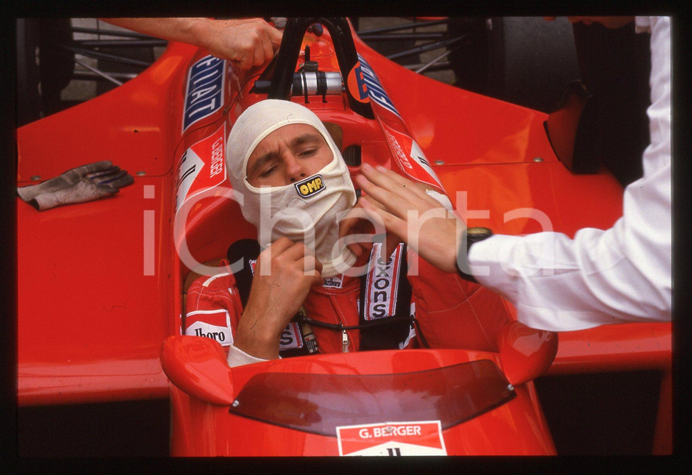 Gerhard BERGER - F1 Pilota scuderia FERRARI - 1995 ca 35 mm vintage slide 11 Diapositiva d'epoca, in formato 35 mm.CONDIZIONI: GOODE' severamente vietata la riproduzione. Tutti i diritti sono riservati.ICharta mette in vendita, sul negozio eBay e in esclusiva sul sito "icharta" il proprio archivio composto da numerose diapositive e negativi fotografici d'epoca, tutti originali e autentici, che attraversano la storia del costume italiano tra gli la fine degli anni Sessanta e Novanta.Si tratta di uno sguardo inedito sull'attualità, la politica, la vita quotidiana, il gossip e la cultura, che fotografa il cambiamento della nazione in quest'ultimo scorcio del XX secolo. Un'occasione unica per il mercato del collezionismo, che vede finalmente disponibile un archivio eccezionale per vastità, tematiche e condizioni, in un settore (il negativo fotografico e la diapositiva) di assoluta novità e dalle interessanti prospettive di investimento.  GOOD/buono   originale e autentica 1