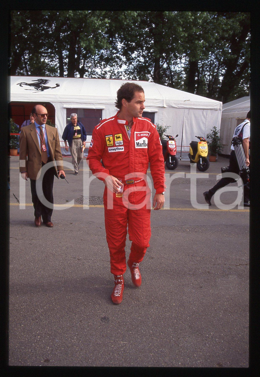 Gerhard BERGER - F1 Pilota scuderia FERRARI - 1995 ca 35 mm vintage slide 14 Diapositiva d'epoca, in formato 35 mm.CONDIZIONI: GOODE' severamente vietata la riproduzione. Tutti i diritti sono riservati.ICharta mette in vendita, sul negozio eBay e in esclusiva sul sito "icharta" il proprio archivio composto da numerose diapositive e negativi fotografici d'epoca, tutti originali e autentici, che attraversano la storia del costume italiano tra gli la fine degli anni Sessanta e Novanta.Si tratta di uno sguardo inedito sull'attualità, la politica, la vita quotidiana, il gossip e la cultura, che fotografa il cambiamento della nazione in quest'ultimo scorcio del XX secolo. Un'occasione unica per il mercato del collezionismo, che vede finalmente disponibile un archivio eccezionale per vastità, tematiche e condizioni, in un settore (il negativo fotografico e la diapositiva) di assoluta novità e dalle interessanti prospettive di investimento.  GOOD/buono   originale e autentica 1