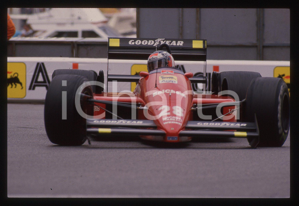 Gerhard BERGER su FERRARI F1-87 durante GP 1987 35 mm vintage slide Diapositiva d'epoca, in formato 35 mm.CONDIZIONI: GOODE' severamente vietata la riproduzione. Tutti i diritti sono riservati.ICharta mette in vendita, sul negozio eBay e in esclusiva sul sito "icharta" il proprio archivio composto da numerose diapositive e negativi fotografici d'epoca, tutti originali e autentici, che attraversano la storia del costume italiano tra gli la fine degli anni Sessanta e Novanta.Si tratta di uno sguardo inedito sull'attualità, la politica, la vita quotidiana, il gossip e la cultura, che fotografa il cambiamento della nazione in quest'ultimo scorcio del XX secolo. Un'occasione unica per il mercato del collezionismo, che vede finalmente disponibile un archivio eccezionale per vastità, tematiche e condizioni, in un settore (il negativo fotografico e la diapositiva) di assoluta novità e dalle interessanti prospettive di investimento.  GOOD/buono   originale e autentica 1