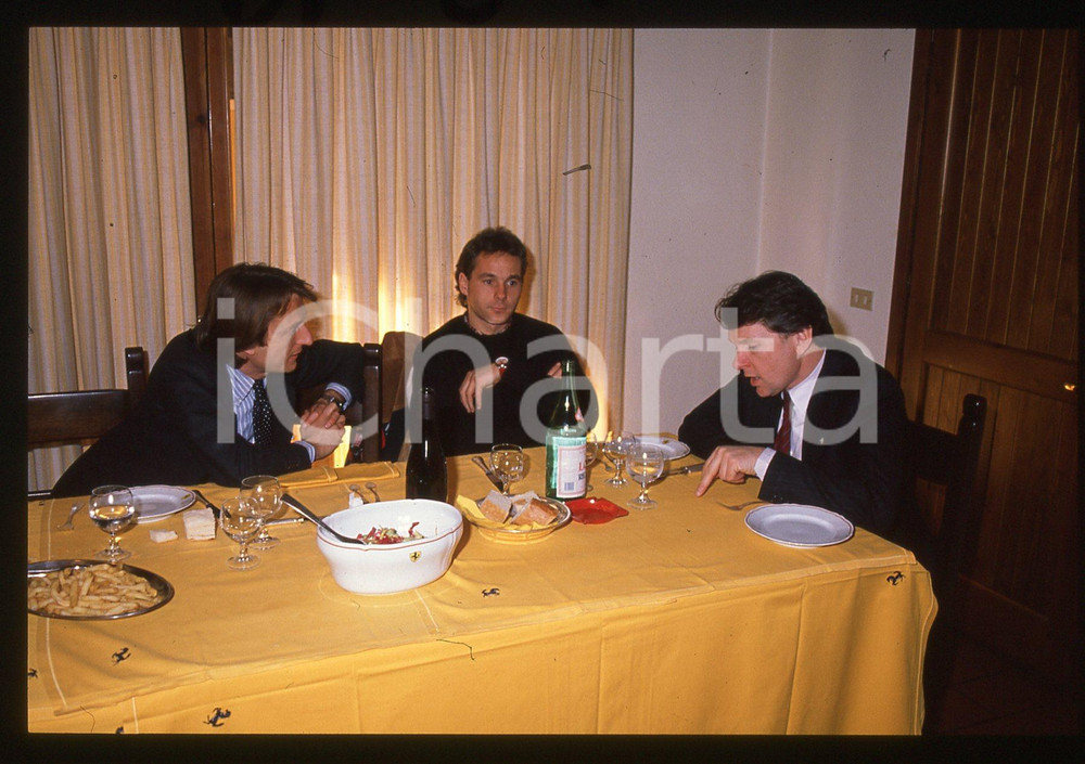 Gerhard BERGER Luca CORDERO DI MONTEZEMOLO John BARNARD 1989 35 mm vintage slide Diapositiva d'epoca, in formato 35 mm.CONDIZIONI: GOODE' severamente vietata la riproduzione. Tutti i diritti sono riservati.ICharta mette in vendita, sul negozio eBay e in esclusiva sul sito "icharta" il proprio archivio composto da numerose diapositive e negativi fotografici d'epoca, tutti originali e autentici, che attraversano la storia del costume italiano tra gli la fine degli anni Sessanta e Novanta.Si tratta di uno sguardo inedito sull'attualità, la politica, la vita quotidiana, il gossip e la cultura, che fotografa il cambiamento della nazione in quest'ultimo scorcio del XX secolo. Un'occasione unica per il mercato del collezionismo, che vede finalmente disponibile un archivio eccezionale per vastità, tematiche e condizioni, in un settore (il negativo fotografico e la diapositiva) di assoluta novità e dalle interessanti prospettive di investimento.  GOOD/buono   originale e autentica 1
