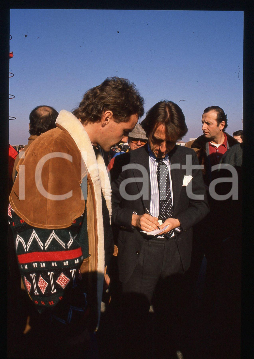 Gerhard BERGER e Luca CORDERO DI MONTEZEMOLO F1 FERRARI 1989 35 mm vintage slide Diapositiva d'epoca, in formato 35 mm.CONDIZIONI: GOODE' severamente vietata la riproduzione. Tutti i diritti sono riservati.ICharta mette in vendita, sul negozio eBay e in esclusiva sul sito "icharta" il proprio archivio composto da numerose diapositive e negativi fotografici d'epoca, tutti originali e autentici, che attraversano la storia del costume italiano tra gli la fine degli anni Sessanta e Novanta.Si tratta di uno sguardo inedito sull'attualità, la politica, la vita quotidiana, il gossip e la cultura, che fotografa il cambiamento della nazione in quest'ultimo scorcio del XX secolo. Un'occasione unica per il mercato del collezionismo, che vede finalmente disponibile un archivio eccezionale per vastità, tematiche e condizioni, in un settore (il negativo fotografico e la diapositiva) di assoluta novità e dalle interessanti prospettive di investimento.  GOOD/buono   originale e autentica 1
