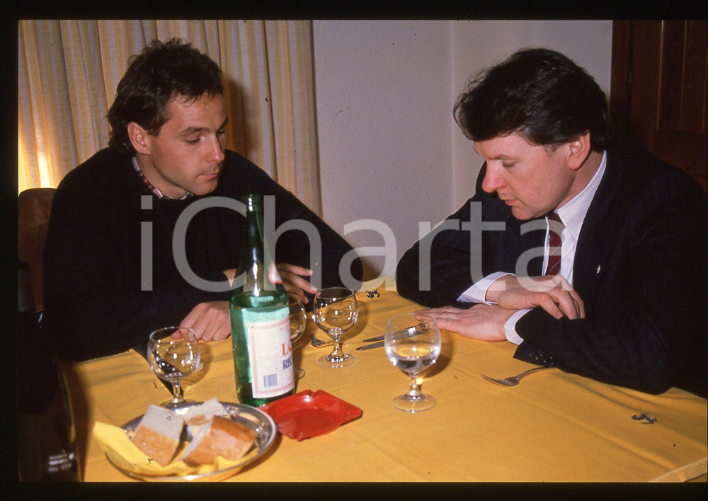 Gerhard BERGER e John BARNARD - F1 FERRARI 1989 35 mm vintage slide 2 Diapositiva d'epoca, in formato 35 mm.CONDIZIONI: GOODE' severamente vietata la riproduzione. Tutti i diritti sono riservati.ICharta mette in vendita, sul negozio eBay e in esclusiva sul sito "icharta" il proprio archivio composto da numerose diapositive e negativi fotografici d'epoca, tutti originali e autentici, che attraversano la storia del costume italiano tra gli la fine degli anni Sessanta e Novanta.Si tratta di uno sguardo inedito sull'attualità, la politica, la vita quotidiana, il gossip e la cultura, che fotografa il cambiamento della nazione in quest'ultimo scorcio del XX secolo. Un'occasione unica per il mercato del collezionismo, che vede finalmente disponibile un archivio eccezionale per vastità, tematiche e condizioni, in un settore (il negativo fotografico e la diapositiva) di assoluta novità e dalle interessanti prospettive di investimento.  GOOD/buono   originale e autentica 1