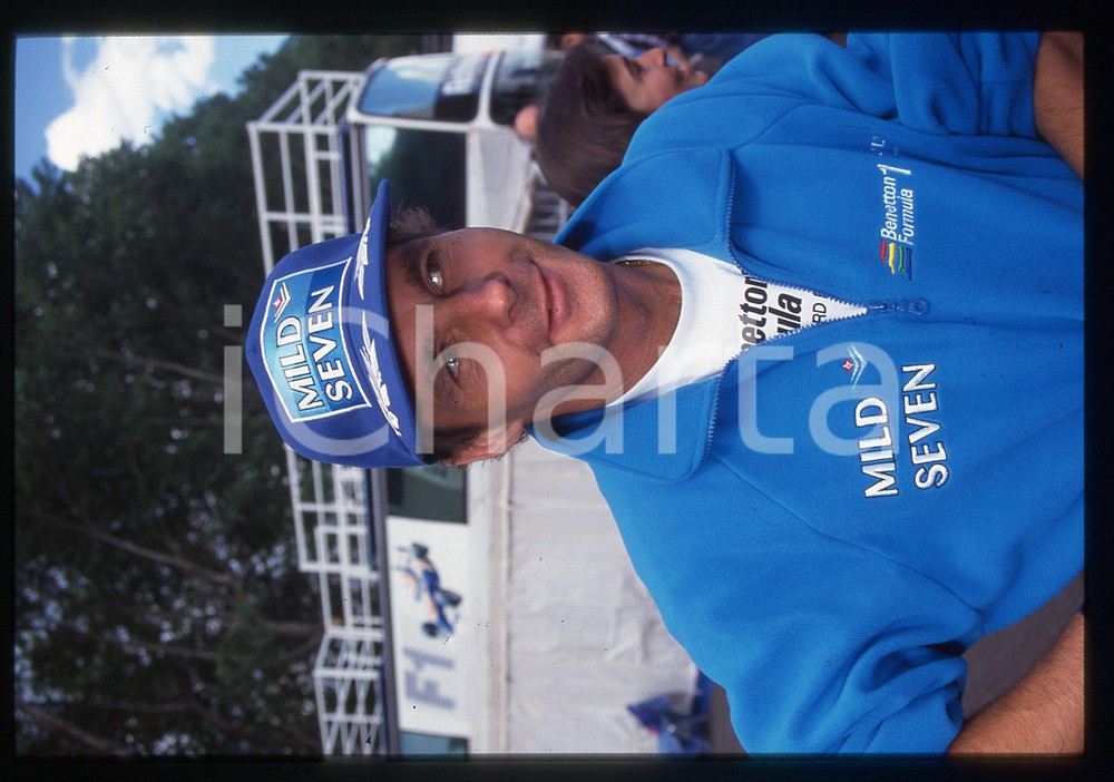 Gerhard BERGER - F1 Pilota scuderia BENETTON - 1996 35 mm vintage slide 2 Diapositiva d'epoca, in formato 35 mm.CONDIZIONI: GOODE' severamente vietata la riproduzione. Tutti i diritti sono riservati.ICharta mette in vendita, sul negozio eBay e in esclusiva sul sito "icharta" il proprio archivio composto da numerose diapositive e negativi fotografici d'epoca, tutti originali e autentici, che attraversano la storia del costume italiano tra gli la fine degli anni Sessanta e Novanta.Si tratta di uno sguardo inedito sull'attualità, la politica, la vita quotidiana, il gossip e la cultura, che fotografa il cambiamento della nazione in quest'ultimo scorcio del XX secolo. Un'occasione unica per il mercato del collezionismo, che vede finalmente disponibile un archivio eccezionale per vastità, tematiche e condizioni, in un settore (il negativo fotografico e la diapositiva) di assoluta novità e dalle interessanti prospettive di investimento.  GOOD/buono   originale e autentica 1
