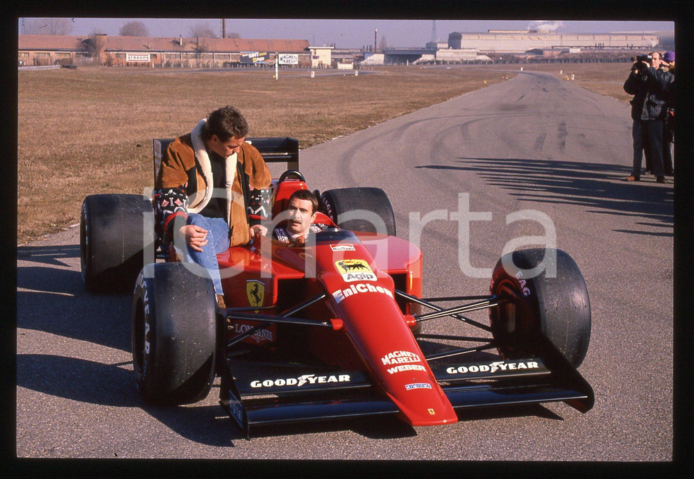 Gerhard BERGER Nigel MANSELL - FERRARI 640 F1 FIORANO 1989 35 mm vintage slide 2 Diapositiva d'epoca, in formato 35 mm.CONDIZIONI: GOODE' severamente vietata la riproduzione. Tutti i diritti sono riservati.ICharta mette in vendita, sul negozio eBay e in esclusiva sul sito "icharta" il proprio archivio composto da numerose diapositive e negativi fotografici d'epoca, tutti originali e autentici, che attraversano la storia del costume italiano tra gli la fine degli anni Sessanta e Novanta.Si tratta di uno sguardo inedito sull'attualità, la politica, la vita quotidiana, il gossip e la cultura, che fotografa il cambiamento della nazione in quest'ultimo scorcio del XX secolo. Un'occasione unica per il mercato del collezionismo, che vede finalmente disponibile un archivio eccezionale per vastità, tematiche e condizioni, in un settore (il negativo fotografico e la diapositiva) di assoluta novità e dalle interessanti prospettive di investimento.  GOOD/buono   originale e autentica 1