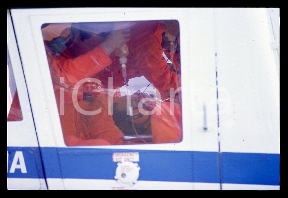 Gerhard BERGER - Incidente F1 GP SAN MARINO 1989 35 mm vintage slide 2 Diapositiva d'epoca, in formato 35 mm.CONDIZIONI: GOODE' severamente vietata la riproduzione. Tutti i diritti sono riservati.ICharta mette in vendita, sul negozio eBay e in esclusiva sul sito "icharta" il proprio archivio composto da numerose diapositive e negativi fotografici d'epoca, tutti originali e autentici, che attraversano la storia del costume italiano tra gli la fine degli anni Sessanta e Novanta.Si tratta di uno sguardo inedito sull'attualità, la politica, la vita quotidiana, il gossip e la cultura, che fotografa il cambiamento della nazione in quest'ultimo scorcio del XX secolo. Un'occasione unica per il mercato del collezionismo, che vede finalmente disponibile un archivio eccezionale per vastità, tematiche e condizioni, in un settore (il negativo fotografico e la diapositiva) di assoluta novità e dalle interessanti prospettive di investimento.  GOOD/buono   originale e autentica 1