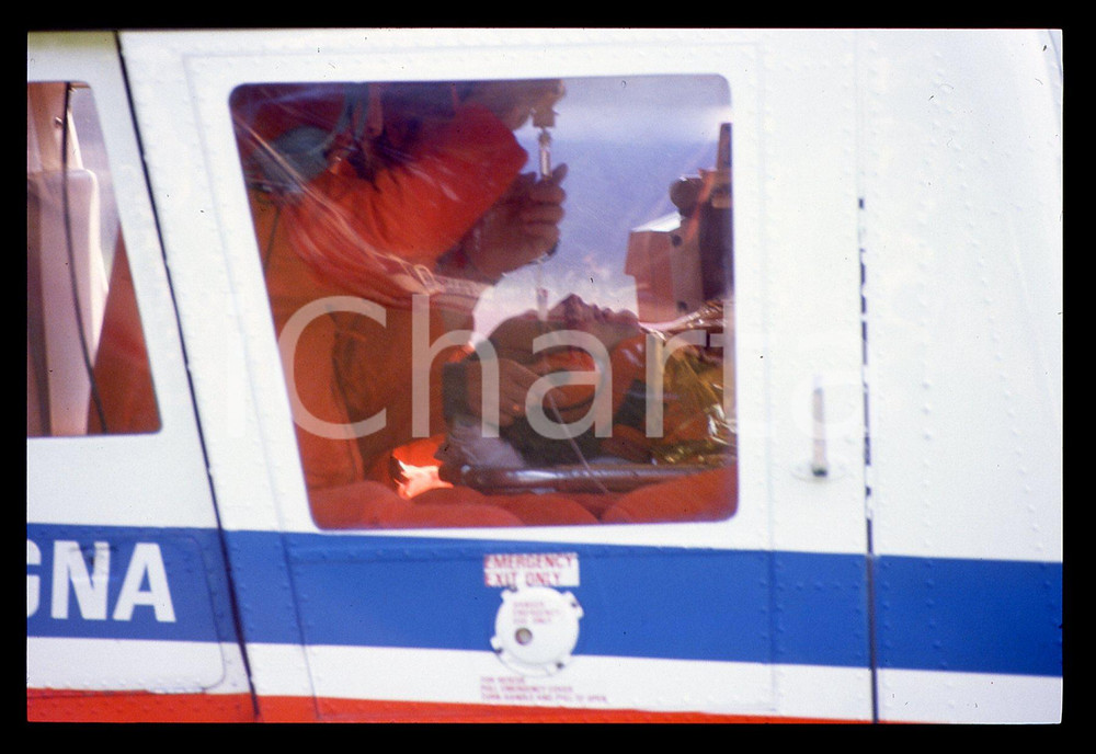Gerhard BERGER - Incidente F1 GP SAN MARINO 1989 35 mm vintage slide 3 Diapositiva d'epoca, in formato 35 mm.CONDIZIONI: GOODE' severamente vietata la riproduzione. Tutti i diritti sono riservati.ICharta mette in vendita, sul negozio eBay e in esclusiva sul sito "icharta" il proprio archivio composto da numerose diapositive e negativi fotografici d'epoca, tutti originali e autentici, che attraversano la storia del costume italiano tra gli la fine degli anni Sessanta e Novanta.Si tratta di uno sguardo inedito sull'attualità, la politica, la vita quotidiana, il gossip e la cultura, che fotografa il cambiamento della nazione in quest'ultimo scorcio del XX secolo. Un'occasione unica per il mercato del collezionismo, che vede finalmente disponibile un archivio eccezionale per vastità, tematiche e condizioni, in un settore (il negativo fotografico e la diapositiva) di assoluta novità e dalle interessanti prospettive di investimento.  GOOD/buono   originale e autentica 1