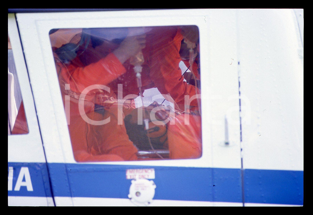 Gerhard BERGER - Incidente F1 GP SAN MARINO 1989 35 mm vintage slide 4 Diapositiva d'epoca, in formato 35 mm.CONDIZIONI: GOODE' severamente vietata la riproduzione. Tutti i diritti sono riservati.ICharta mette in vendita, sul negozio eBay e in esclusiva sul sito "icharta" il proprio archivio composto da numerose diapositive e negativi fotografici d'epoca, tutti originali e autentici, che attraversano la storia del costume italiano tra gli la fine degli anni Sessanta e Novanta.Si tratta di uno sguardo inedito sull'attualità, la politica, la vita quotidiana, il gossip e la cultura, che fotografa il cambiamento della nazione in quest'ultimo scorcio del XX secolo. Un'occasione unica per il mercato del collezionismo, che vede finalmente disponibile un archivio eccezionale per vastità, tematiche e condizioni, in un settore (il negativo fotografico e la diapositiva) di assoluta novità e dalle interessanti prospettive di investimento.  GOOD/buono   originale e autentica 1