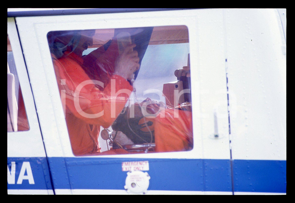Gerhard BERGER - Incidente F1 GP SAN MARINO 1989 35 mm vintage slide 5 Diapositiva d'epoca, in formato 35 mm.CONDIZIONI: GOODE' severamente vietata la riproduzione. Tutti i diritti sono riservati.ICharta mette in vendita, sul negozio eBay e in esclusiva sul sito "icharta" il proprio archivio composto da numerose diapositive e negativi fotografici d'epoca, tutti originali e autentici, che attraversano la storia del costume italiano tra gli la fine degli anni Sessanta e Novanta.Si tratta di uno sguardo inedito sull'attualità, la politica, la vita quotidiana, il gossip e la cultura, che fotografa il cambiamento della nazione in quest'ultimo scorcio del XX secolo. Un'occasione unica per il mercato del collezionismo, che vede finalmente disponibile un archivio eccezionale per vastità, tematiche e condizioni, in un settore (il negativo fotografico e la diapositiva) di assoluta novità e dalle interessanti prospettive di investimento.  GOOD/buono   originale e autentica 1