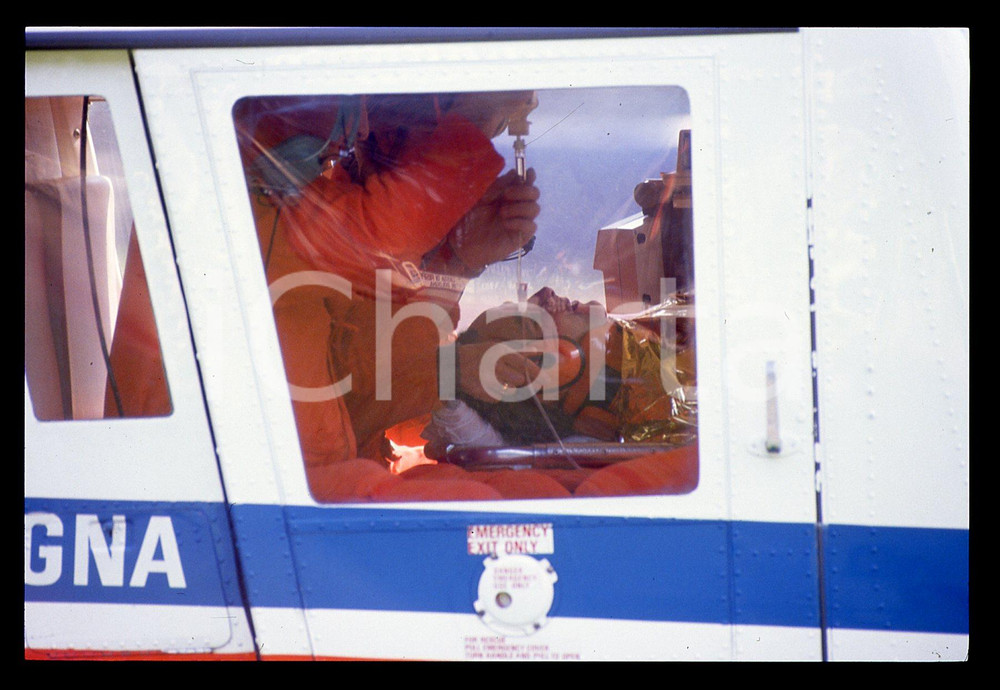 Gerhard BERGER - Incidente F1 GP SAN MARINO 1989 35 mm vintage slide 6 Diapositiva d'epoca, in formato 35 mm.CONDIZIONI: GOODE' severamente vietata la riproduzione. Tutti i diritti sono riservati.ICharta mette in vendita, sul negozio eBay e in esclusiva sul sito "icharta" il proprio archivio composto da numerose diapositive e negativi fotografici d'epoca, tutti originali e autentici, che attraversano la storia del costume italiano tra gli la fine degli anni Sessanta e Novanta.Si tratta di uno sguardo inedito sull'attualità, la politica, la vita quotidiana, il gossip e la cultura, che fotografa il cambiamento della nazione in quest'ultimo scorcio del XX secolo. Un'occasione unica per il mercato del collezionismo, che vede finalmente disponibile un archivio eccezionale per vastità, tematiche e condizioni, in un settore (il negativo fotografico e la diapositiva) di assoluta novità e dalle interessanti prospettive di investimento.  GOOD/buono   originale e autentica 1