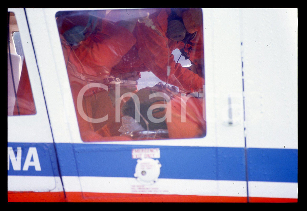 Gerhard BERGER - Incidente F1 GP SAN MARINO 1989 35 mm vintage slide 7 Diapositiva d'epoca, in formato 35 mm.CONDIZIONI: GOODE' severamente vietata la riproduzione. Tutti i diritti sono riservati.ICharta mette in vendita, sul negozio eBay e in esclusiva sul sito "icharta" il proprio archivio composto da numerose diapositive e negativi fotografici d'epoca, tutti originali e autentici, che attraversano la storia del costume italiano tra gli la fine degli anni Sessanta e Novanta.Si tratta di uno sguardo inedito sull'attualità, la politica, la vita quotidiana, il gossip e la cultura, che fotografa il cambiamento della nazione in quest'ultimo scorcio del XX secolo. Un'occasione unica per il mercato del collezionismo, che vede finalmente disponibile un archivio eccezionale per vastità, tematiche e condizioni, in un settore (il negativo fotografico e la diapositiva) di assoluta novità e dalle interessanti prospettive di investimento.  GOOD/buono   originale e autentica 1