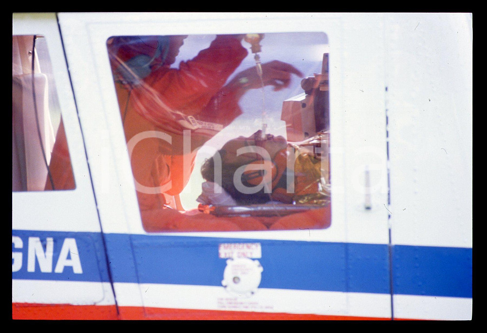 Gerhard BERGER - Incidente F1 GP SAN MARINO 1989 35 mm vintage slide 8 Diapositiva d'epoca, in formato 35 mm.CONDIZIONI: GOODE' severamente vietata la riproduzione. Tutti i diritti sono riservati.ICharta mette in vendita, sul negozio eBay e in esclusiva sul sito "icharta" il proprio archivio composto da numerose diapositive e negativi fotografici d'epoca, tutti originali e autentici, che attraversano la storia del costume italiano tra gli la fine degli anni Sessanta e Novanta.Si tratta di uno sguardo inedito sull'attualità, la politica, la vita quotidiana, il gossip e la cultura, che fotografa il cambiamento della nazione in quest'ultimo scorcio del XX secolo. Un'occasione unica per il mercato del collezionismo, che vede finalmente disponibile un archivio eccezionale per vastità, tematiche e condizioni, in un settore (il negativo fotografico e la diapositiva) di assoluta novità e dalle interessanti prospettive di investimento.  GOOD/buono   originale e autentica 1