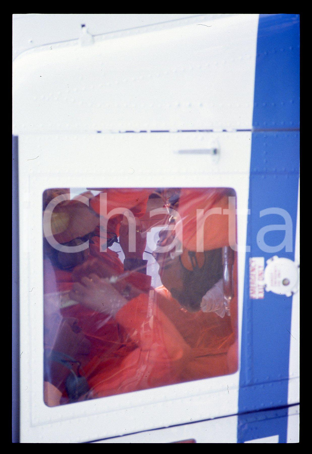 Gerhard BERGER - Incidente F1 GP SAN MARINO 1989 35 mm vintage slide 9 Diapositiva d'epoca, in formato 35 mm.CONDIZIONI: GOODE' severamente vietata la riproduzione. Tutti i diritti sono riservati.ICharta mette in vendita, sul negozio eBay e in esclusiva sul sito "icharta" il proprio archivio composto da numerose diapositive e negativi fotografici d'epoca, tutti originali e autentici, che attraversano la storia del costume italiano tra gli la fine degli anni Sessanta e Novanta.Si tratta di uno sguardo inedito sull'attualità, la politica, la vita quotidiana, il gossip e la cultura, che fotografa il cambiamento della nazione in quest'ultimo scorcio del XX secolo. Un'occasione unica per il mercato del collezionismo, che vede finalmente disponibile un archivio eccezionale per vastità, tematiche e condizioni, in un settore (il negativo fotografico e la diapositiva) di assoluta novità e dalle interessanti prospettive di investimento.  GOOD/buono   originale e autentica 1