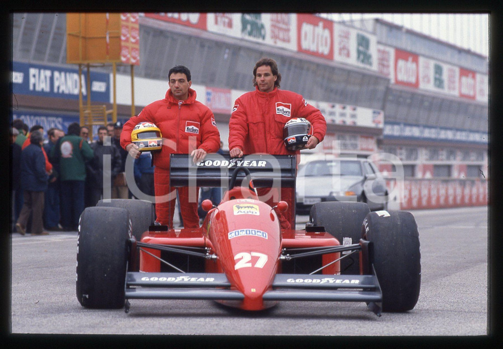 Gerhard BERGER e Michele ALBORETO con FERRARI F1-87 1987 35 mm vintage slide Diapositiva d'epoca, in formato 35 mm.CONDIZIONI: GOODE' severamente vietata la riproduzione. Tutti i diritti sono riservati.ICharta mette in vendita, sul negozio eBay e in esclusiva sul sito "icharta" il proprio archivio composto da numerose diapositive e negativi fotografici d'epoca, tutti originali e autentici, che attraversano la storia del costume italiano tra gli la fine degli anni Sessanta e Novanta.Si tratta di uno sguardo inedito sull'attualità, la politica, la vita quotidiana, il gossip e la cultura, che fotografa il cambiamento della nazione in quest'ultimo scorcio del XX secolo. Un'occasione unica per il mercato del collezionismo, che vede finalmente disponibile un archivio eccezionale per vastità, tematiche e condizioni, in un settore (il negativo fotografico e la diapositiva) di assoluta novità e dalle interessanti prospettive di investimento.  GOOD/buono   originale e autentica 1