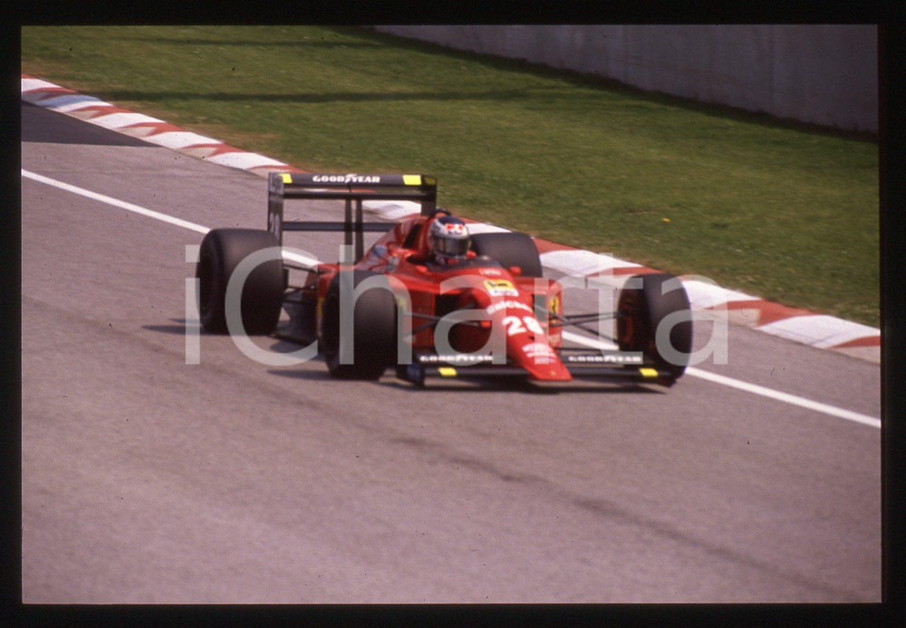 Gerhard BERGER su FERRARI 640 F1 durante GP 1989 35 mm vintage slide Diapositiva d'epoca, in formato 35 mm.CONDIZIONI: GOODE' severamente vietata la riproduzione. Tutti i diritti sono riservati.ICharta mette in vendita, sul negozio eBay e in esclusiva sul sito "icharta" il proprio archivio composto da numerose diapositive e negativi fotografici d'epoca, tutti originali e autentici, che attraversano la storia del costume italiano tra gli la fine degli anni Sessanta e Novanta.Si tratta di uno sguardo inedito sull'attualità, la politica, la vita quotidiana, il gossip e la cultura, che fotografa il cambiamento della nazione in quest'ultimo scorcio del XX secolo. Un'occasione unica per il mercato del collezionismo, che vede finalmente disponibile un archivio eccezionale per vastità, tematiche e condizioni, in un settore (il negativo fotografico e la diapositiva) di assoluta novità e dalle interessanti prospettive di investimento.  GOOD/buono   originale e autentica 1
