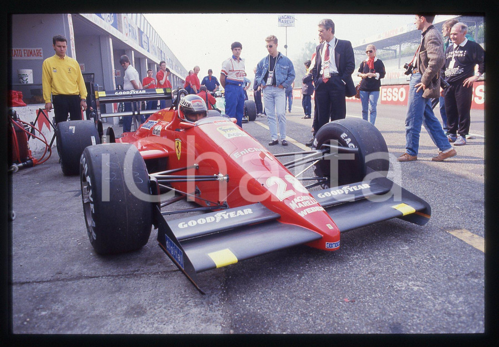 Gerhard BERGER su FERRARI F1-87 durante GP 1987 35 mm vintage slide 2 Diapositiva d'epoca, in formato 35 mm.CONDIZIONI: GOODE' severamente vietata la riproduzione. Tutti i diritti sono riservati.ICharta mette in vendita, sul negozio eBay e in esclusiva sul sito "icharta" il proprio archivio composto da numerose diapositive e negativi fotografici d'epoca, tutti originali e autentici, che attraversano la storia del costume italiano tra gli la fine degli anni Sessanta e Novanta.Si tratta di uno sguardo inedito sull'attualità, la politica, la vita quotidiana, il gossip e la cultura, che fotografa il cambiamento della nazione in quest'ultimo scorcio del XX secolo. Un'occasione unica per il mercato del collezionismo, che vede finalmente disponibile un archivio eccezionale per vastità, tematiche e condizioni, in un settore (il negativo fotografico e la diapositiva) di assoluta novità e dalle interessanti prospettive di investimento.  GOOD/buono   originale e autentica 1