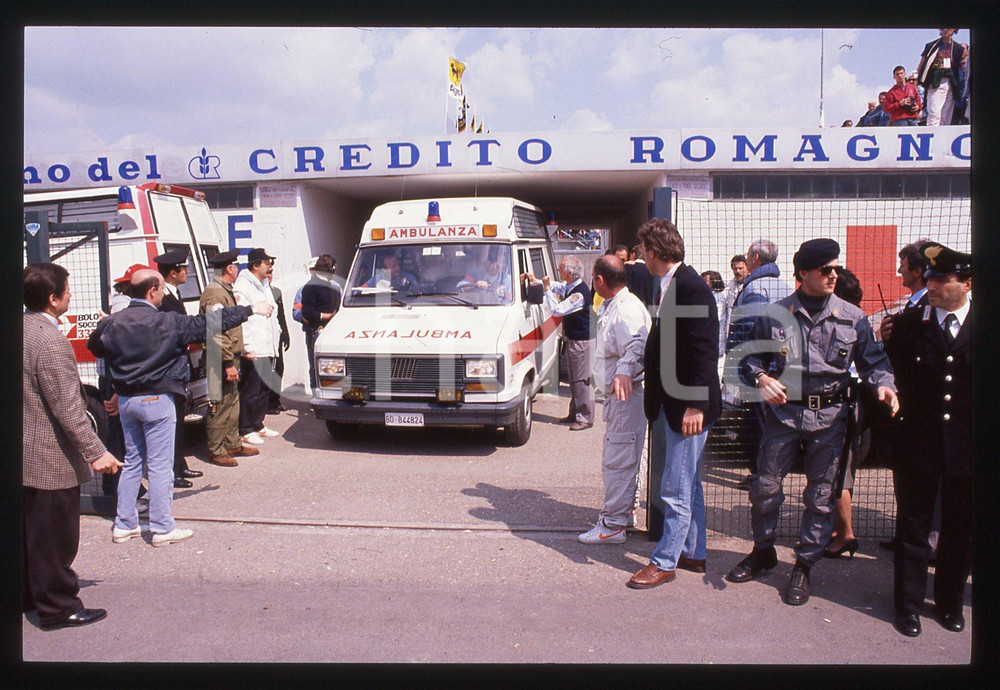 Gerhard BERGER - Incidente F1 GP SAN MARINO 1989 35 mm vintage slide 10 Diapositiva d'epoca, in formato 35 mm.CONDIZIONI: GOODE' severamente vietata la riproduzione. Tutti i diritti sono riservati. 22ICharta mette in vendita, sul negozio eBay e in esclusiva sul sito "icharta" il proprio archivio composto da numerose diapositive e negativi fotografici d'epoca, tutti originali e autentici, che attraversano la storia del costume italiano tra gli la fine degli anni Sessanta e Novanta.Si tratta di uno sguardo inedito sull'attualità, la politica, la vita quotidiana, il gossip e la cultura, che fotografa il cambiamento della nazione in quest'ultimo scorcio del XX secolo. Un'occasione unica per il mercato del collezionismo, che vede finalmente disponibile un archivio eccezionale per vastità, tematiche e condizioni, in un settore (il negativo fotografico e la diapositiva) di assoluta novità e dalle interessanti prospettive di investimento.  GOOD/buono   originale e autentica 1