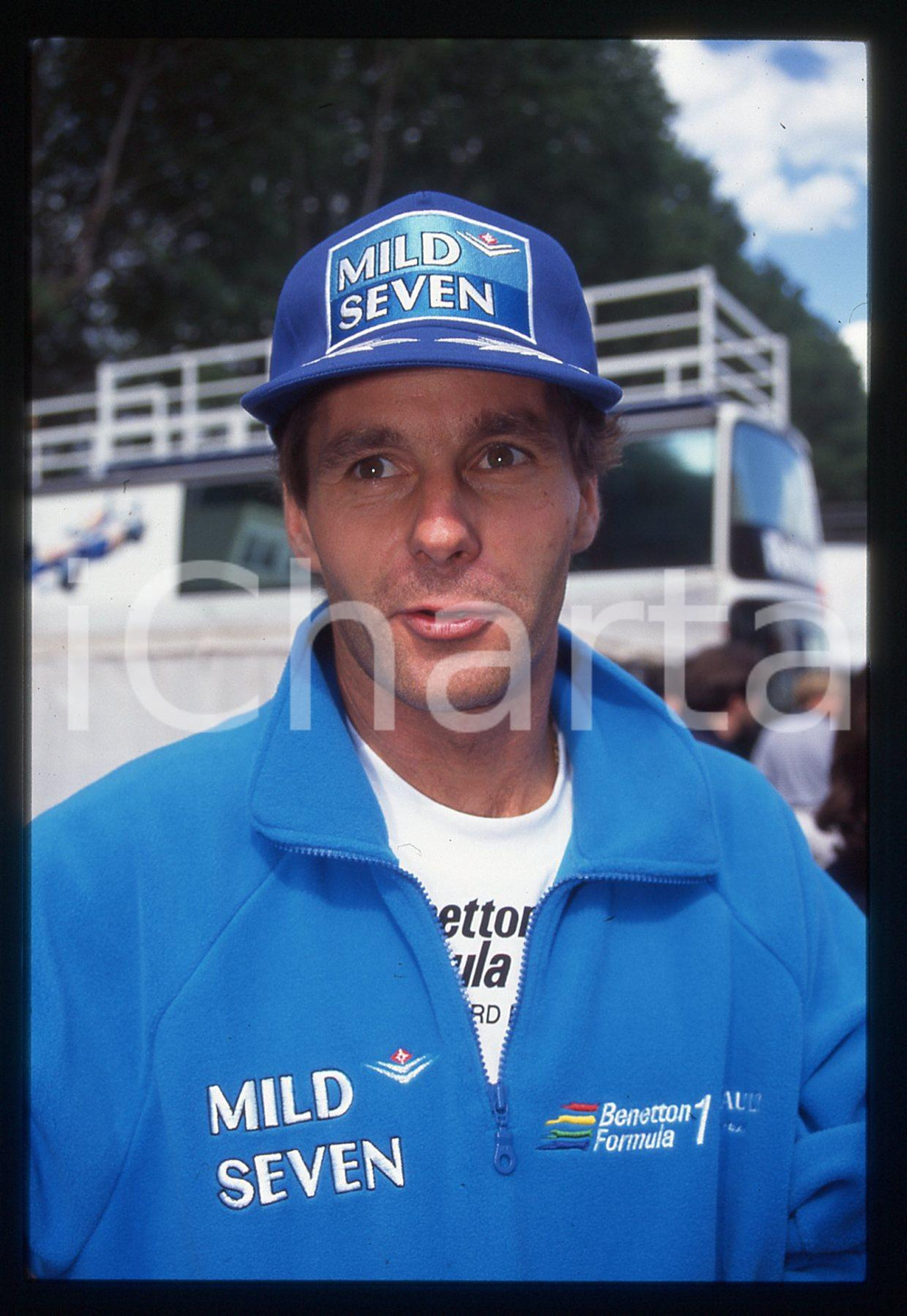 Gerhard BERGER - F1 Pilota scuderia BENETTON - 1996 35 mm vintage slide 6 Diapositiva d'epoca, in formato 35 mm.CONDIZIONI: GOODE' severamente vietata la riproduzione. Tutti i diritti sono riservati.ICharta mette in vendita, sul negozio eBay e in esclusiva sul sito "icharta" il proprio archivio composto da numerose diapositive e negativi fotografici d'epoca, tutti originali e autentici, che attraversano la storia del costume italiano tra gli la fine degli anni Sessanta e Novanta.Si tratta di uno sguardo inedito sull'attualità, la politica, la vita quotidiana, il gossip e la cultura, che fotografa il cambiamento della nazione in quest'ultimo scorcio del XX secolo. Un'occasione unica per il mercato del collezionismo, che vede finalmente disponibile un archivio eccezionale per vastità, tematiche e condizioni, in un settore (il negativo fotografico e la diapositiva) di assoluta novità e dalle interessanti prospettive di investimento.  GOOD/buono   originale e autentica 1
