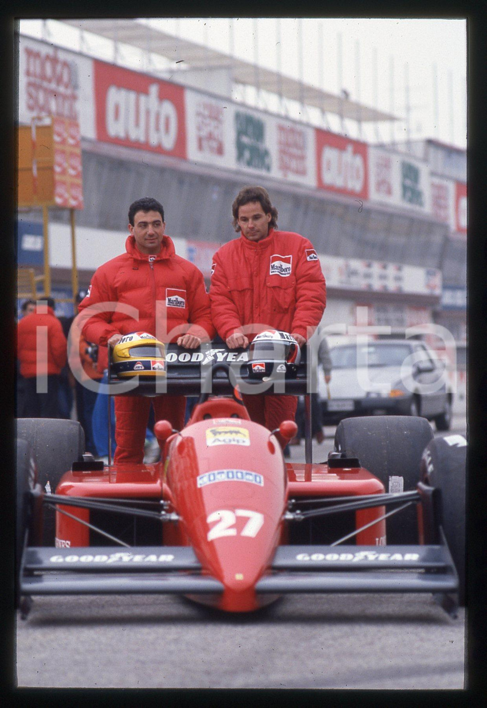 Gerhard BERGER e Michele ALBORETO con FERRARI F1-87 1987 35 mm vintage slide 4 Diapositiva d'epoca, in formato 35 mm.CONDIZIONI: GOODE' severamente vietata la riproduzione. Tutti i diritti sono riservati.ICharta mette in vendita, sul negozio eBay e in esclusiva sul sito "icharta" il proprio archivio composto da numerose diapositive e negativi fotografici d'epoca, tutti originali e autentici, che attraversano la storia del costume italiano tra gli la fine degli anni Sessanta e Novanta.Si tratta di uno sguardo inedito sull'attualità, la politica, la vita quotidiana, il gossip e la cultura, che fotografa il cambiamento della nazione in quest'ultimo scorcio del XX secolo. Un'occasione unica per il mercato del collezionismo, che vede finalmente disponibile un archivio eccezionale per vastità, tematiche e condizioni, in un settore (il negativo fotografico e la diapositiva) di assoluta novità e dalle interessanti prospettive di investimento.  GOOD/buono   originale e autentica 1