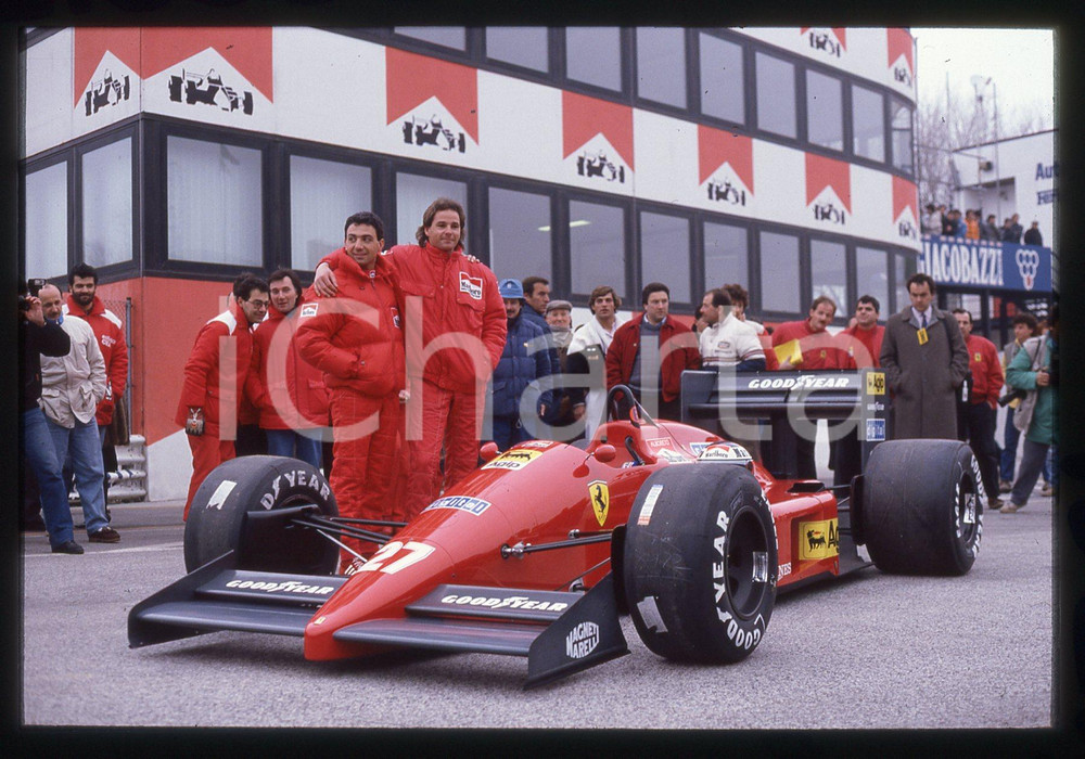 Gerhard BERGER e Michele ALBORETO con FERRARI F1-87 1987 35 mm vintage slide 5 Diapositiva d'epoca, in formato 35 mm.CONDIZIONI: GOODE' severamente vietata la riproduzione. Tutti i diritti sono riservati.ICharta mette in vendita, sul negozio eBay e in esclusiva sul sito "icharta" il proprio archivio composto da numerose diapositive e negativi fotografici d'epoca, tutti originali e autentici, che attraversano la storia del costume italiano tra gli la fine degli anni Sessanta e Novanta.Si tratta di uno sguardo inedito sull'attualità, la politica, la vita quotidiana, il gossip e la cultura, che fotografa il cambiamento della nazione in quest'ultimo scorcio del XX secolo. Un'occasione unica per il mercato del collezionismo, che vede finalmente disponibile un archivio eccezionale per vastità, tematiche e condizioni, in un settore (il negativo fotografico e la diapositiva) di assoluta novità e dalle interessanti prospettive di investimento.  GOOD/buono   originale e autentica 1