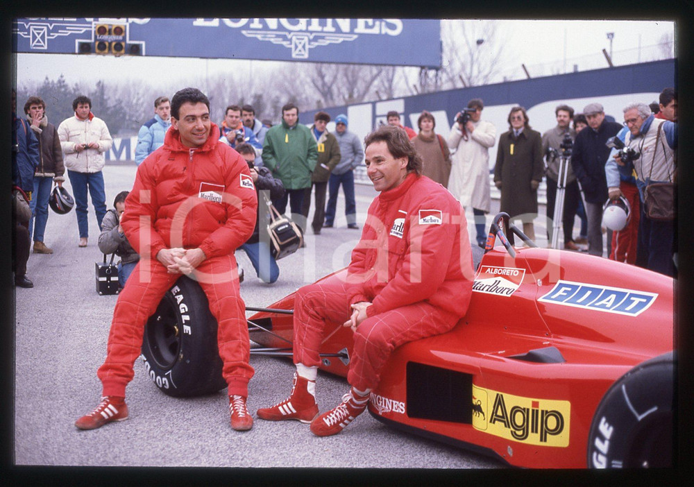 Gerhard BERGER e Michele ALBORETO con FERRARI F1-87 1987 35 mm vintage slide 6 Diapositiva d'epoca, in formato 35 mm.CONDIZIONI: GOODE' severamente vietata la riproduzione. Tutti i diritti sono riservati.ICharta mette in vendita, sul negozio eBay e in esclusiva sul sito "icharta" il proprio archivio composto da numerose diapositive e negativi fotografici d'epoca, tutti originali e autentici, che attraversano la storia del costume italiano tra gli la fine degli anni Sessanta e Novanta.Si tratta di uno sguardo inedito sull'attualità, la politica, la vita quotidiana, il gossip e la cultura, che fotografa il cambiamento della nazione in quest'ultimo scorcio del XX secolo. Un'occasione unica per il mercato del collezionismo, che vede finalmente disponibile un archivio eccezionale per vastità, tematiche e condizioni, in un settore (il negativo fotografico e la diapositiva) di assoluta novità e dalle interessanti prospettive di investimento.  GOOD/buono   originale e autentica 1