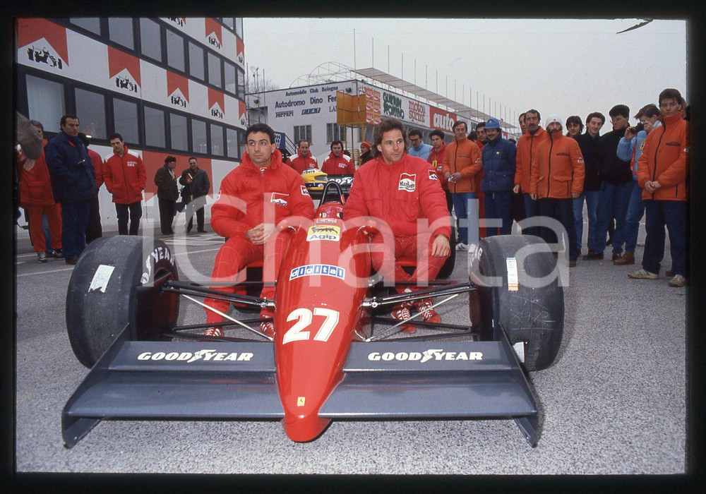 Gerhard BERGER e Michele ALBORETO con FERRARI F1-87 1987 35 mm vintage slide 7 Diapositiva d'epoca, in formato 35 mm.CONDIZIONI: GOODE' severamente vietata la riproduzione. Tutti i diritti sono riservati.ICharta mette in vendita, sul negozio eBay e in esclusiva sul sito "icharta" il proprio archivio composto da numerose diapositive e negativi fotografici d'epoca, tutti originali e autentici, che attraversano la storia del costume italiano tra gli la fine degli anni Sessanta e Novanta.Si tratta di uno sguardo inedito sull'attualità, la politica, la vita quotidiana, il gossip e la cultura, che fotografa il cambiamento della nazione in quest'ultimo scorcio del XX secolo. Un'occasione unica per il mercato del collezionismo, che vede finalmente disponibile un archivio eccezionale per vastità, tematiche e condizioni, in un settore (il negativo fotografico e la diapositiva) di assoluta novità e dalle interessanti prospettive di investimento.  GOOD/buono   originale e autentica 1