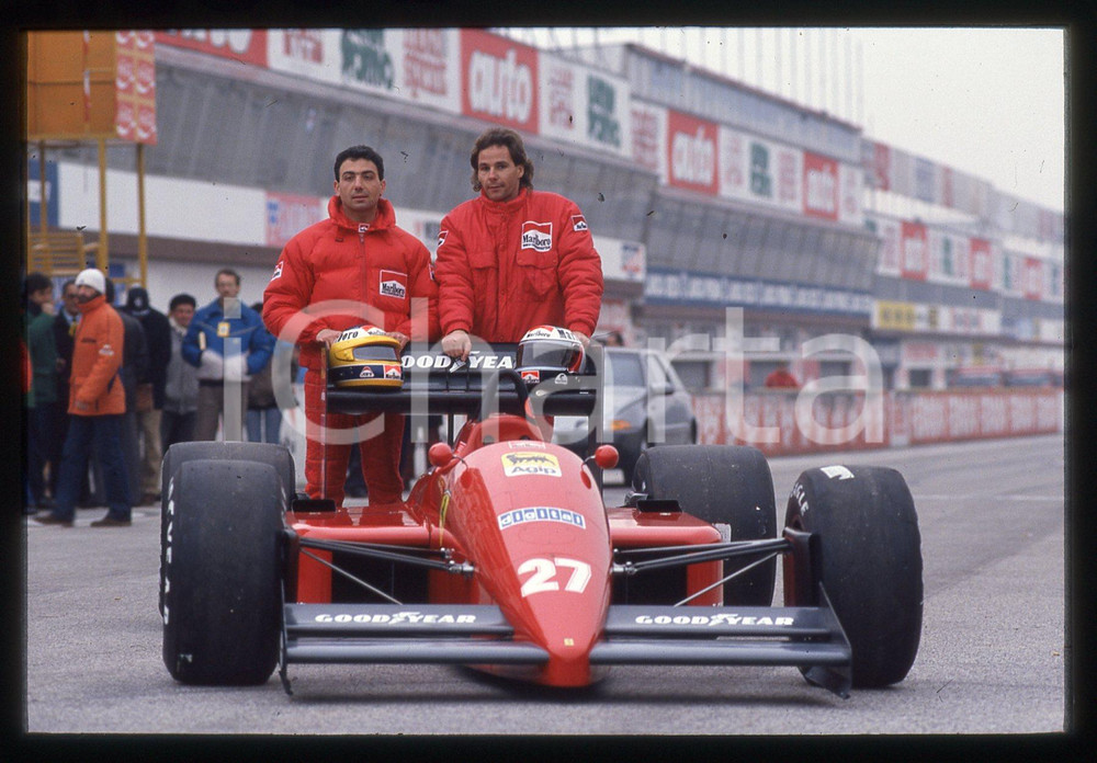 Gerhard BERGER e Michele ALBORETO con FERRARI F1-87 1987 35 mm vintage slide 8 Diapositiva d'epoca, in formato 35 mm.CONDIZIONI: GOODE' severamente vietata la riproduzione. Tutti i diritti sono riservati.ICharta mette in vendita, sul negozio eBay e in esclusiva sul sito "icharta" il proprio archivio composto da numerose diapositive e negativi fotografici d'epoca, tutti originali e autentici, che attraversano la storia del costume italiano tra gli la fine degli anni Sessanta e Novanta.Si tratta di uno sguardo inedito sull'attualità, la politica, la vita quotidiana, il gossip e la cultura, che fotografa il cambiamento della nazione in quest'ultimo scorcio del XX secolo. Un'occasione unica per il mercato del collezionismo, che vede finalmente disponibile un archivio eccezionale per vastità, tematiche e condizioni, in un settore (il negativo fotografico e la diapositiva) di assoluta novità e dalle interessanti prospettive di investimento.  GOOD/buono   originale e autentica 1