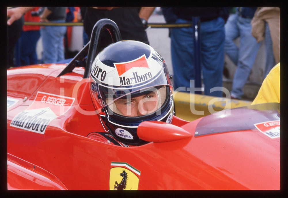 Gerhard BERGER - F1 Pilota scuderia FERRARI - 1995 ca 35 mm vintage slide 45 Diapositiva d'epoca, in formato 35 mm.CONDIZIONI: GOODE' severamente vietata la riproduzione. Tutti i diritti sono riservati.ICharta mette in vendita, sul negozio eBay e in esclusiva sul sito "icharta" il proprio archivio composto da numerose diapositive e negativi fotografici d'epoca, tutti originali e autentici, che attraversano la storia del costume italiano tra gli la fine degli anni Sessanta e Novanta.Si tratta di uno sguardo inedito sull'attualità, la politica, la vita quotidiana, il gossip e la cultura, che fotografa il cambiamento della nazione in quest'ultimo scorcio del XX secolo. Un'occasione unica per il mercato del collezionismo, che vede finalmente disponibile un archivio eccezionale per vastità, tematiche e condizioni, in un settore (il negativo fotografico e la diapositiva) di assoluta novità e dalle interessanti prospettive di investimento.  GOOD/buono   originale e autentica 1