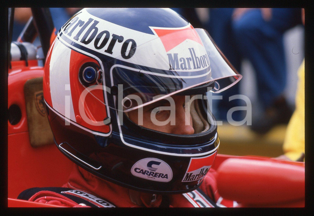 Gerhard BERGER - F1 Pilota scuderia FERRARI - 1995 ca 35 mm vintage slide 46 Diapositiva d'epoca, in formato 35 mm.CONDIZIONI: GOODE' severamente vietata la riproduzione. Tutti i diritti sono riservati. ICharta mette in vendita, sul negozio eBay e in esclusiva sul sito "icharta" il proprio archivio composto da numerose diapositive e negativi fotografici d'epoca, tutti originali e autentici, che attraversano la storia del costume italiano tra gli la fine degli anni Sessanta e Novanta.Si tratta di uno sguardo inedito sull'attualità, la politica, la vita quotidiana, il gossip e la cultura, che fotografa il cambiamento della nazione in quest'ultimo scorcio del XX secolo. Un'occasione unica per il mercato del collezionismo, che vede finalmente disponibile un archivio eccezionale per vastità, tematiche e condizioni, in un settore (il negativo fotografico e la diapositiva) di assoluta novità e dalle interessanti prospettive di investimento.  GOOD/buono   originale e autentica 1
