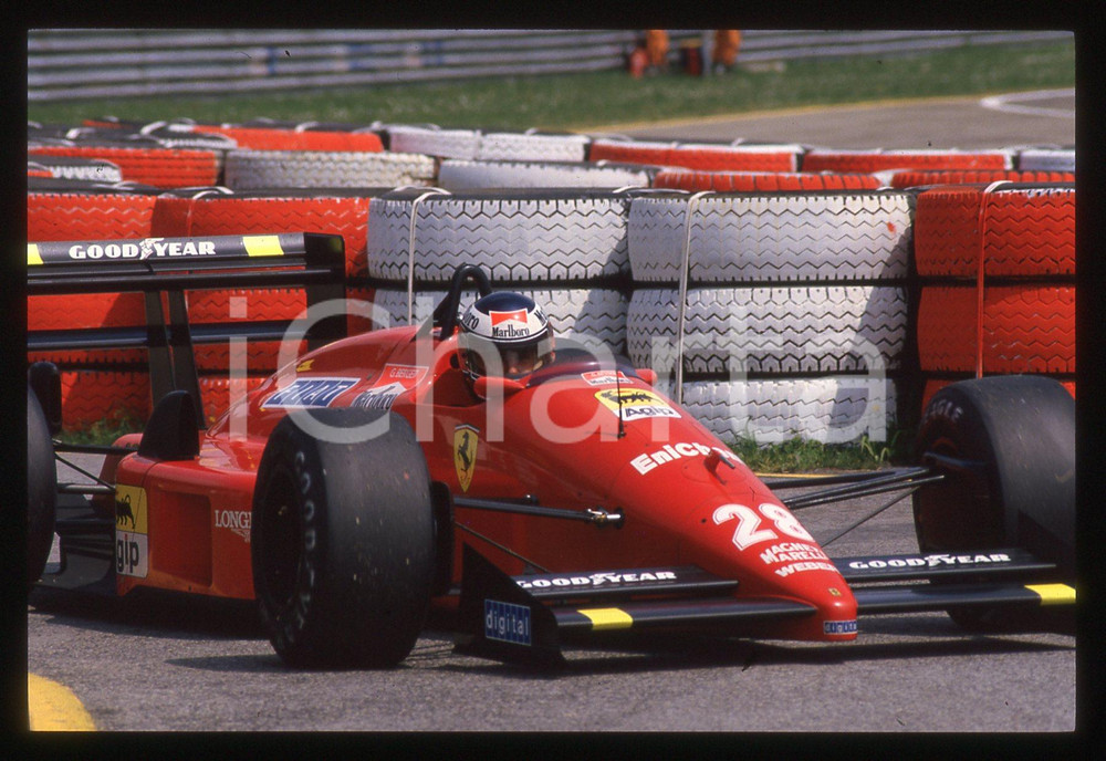 Gerhard BERGER su FERRARI F1-87 durante GP 1987 35 mm vintage slide 4 Diapositiva d'epoca, in formato 35 mm.CONDIZIONI: GOODE' severamente vietata la riproduzione. Tutti i diritti sono riservati.ICharta mette in vendita, sul negozio eBay e in esclusiva sul sito "icharta" il proprio archivio composto da numerose diapositive e negativi fotografici d'epoca, tutti originali e autentici, che attraversano la storia del costume italiano tra gli la fine degli anni Sessanta e Novanta.Si tratta di uno sguardo inedito sull'attualità, la politica, la vita quotidiana, il gossip e la cultura, che fotografa il cambiamento della nazione in quest'ultimo scorcio del XX secolo. Un'occasione unica per il mercato del collezionismo, che vede finalmente disponibile un archivio eccezionale per vastità, tematiche e condizioni, in un settore (il negativo fotografico e la diapositiva) di assoluta novità e dalle interessanti prospettive di investimento.  GOOD/buono   originale e autentica 1