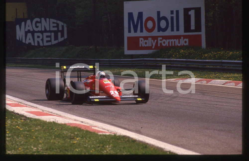 Gerhard BERGER su FERRARI F1-87 durante GP 1987 35 mm vintage slide 5 Diapositiva d'epoca, in formato 35 mm.CONDIZIONI: GOODE' severamente vietata la riproduzione. Tutti i diritti sono riservati.ICharta mette in vendita, sul negozio eBay e in esclusiva sul sito "icharta" il proprio archivio composto da numerose diapositive e negativi fotografici d'epoca, tutti originali e autentici, che attraversano la storia del costume italiano tra gli la fine degli anni Sessanta e Novanta.Si tratta di uno sguardo inedito sull'attualità, la politica, la vita quotidiana, il gossip e la cultura, che fotografa il cambiamento della nazione in quest'ultimo scorcio del XX secolo. Un'occasione unica per il mercato del collezionismo, che vede finalmente disponibile un archivio eccezionale per vastità, tematiche e condizioni, in un settore (il negativo fotografico e la diapositiva) di assoluta novità e dalle interessanti prospettive di investimento.  GOOD/buono   originale e autentica 1