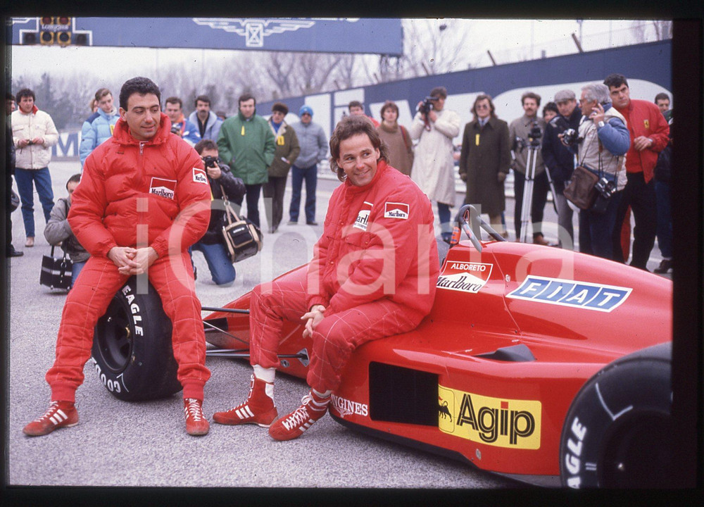 Gerhard BERGER e Michele ALBORETO con FERRARI F1-87 1987 35 mm vintage slide 9 Diapositiva d'epoca, in formato 35 mm.CONDIZIONI: GOODE' severamente vietata la riproduzione. Tutti i diritti sono riservati.ICharta mette in vendita, sul negozio eBay e in esclusiva sul sito "icharta" il proprio archivio composto da numerose diapositive e negativi fotografici d'epoca, tutti originali e autentici, che attraversano la storia del costume italiano tra gli la fine degli anni Sessanta e Novanta.Si tratta di uno sguardo inedito sull'attualità, la politica, la vita quotidiana, il gossip e la cultura, che fotografa il cambiamento della nazione in quest'ultimo scorcio del XX secolo. Un'occasione unica per il mercato del collezionismo, che vede finalmente disponibile un archivio eccezionale per vastità, tematiche e condizioni, in un settore (il negativo fotografico e la diapositiva) di assoluta novità e dalle interessanti prospettive di investimento.  GOOD/buono   originale e autentica 1