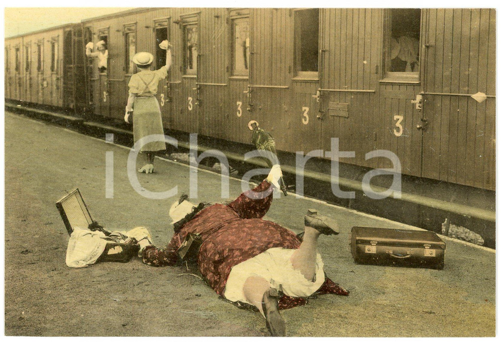 1950ca FRANCE - HUMOUR Fat woman falling to catch the train - Postcard FP NV  Cartolina postale d'epoca, non viaggiata.CONDIZIONI: FAIRFORMATO: FP    originale e autentica 1